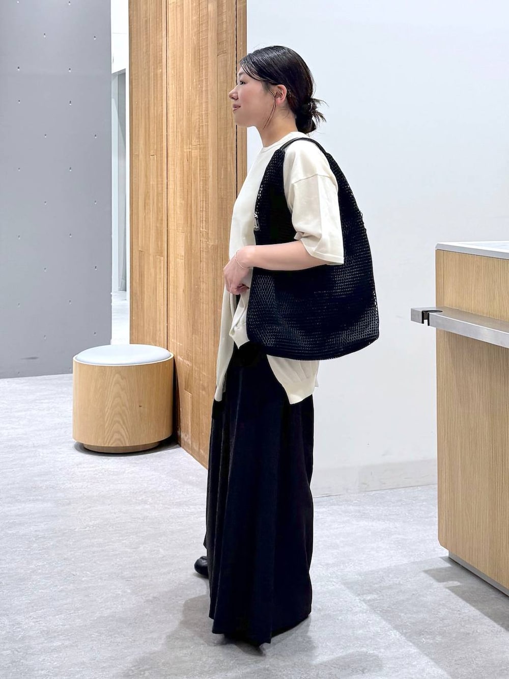 グレー系のその他パンツ、ホワイト系のニット/セーター、ホワイト系のカーディガン/ボレロを着用したレディースの春コーディネートの5枚目の写真