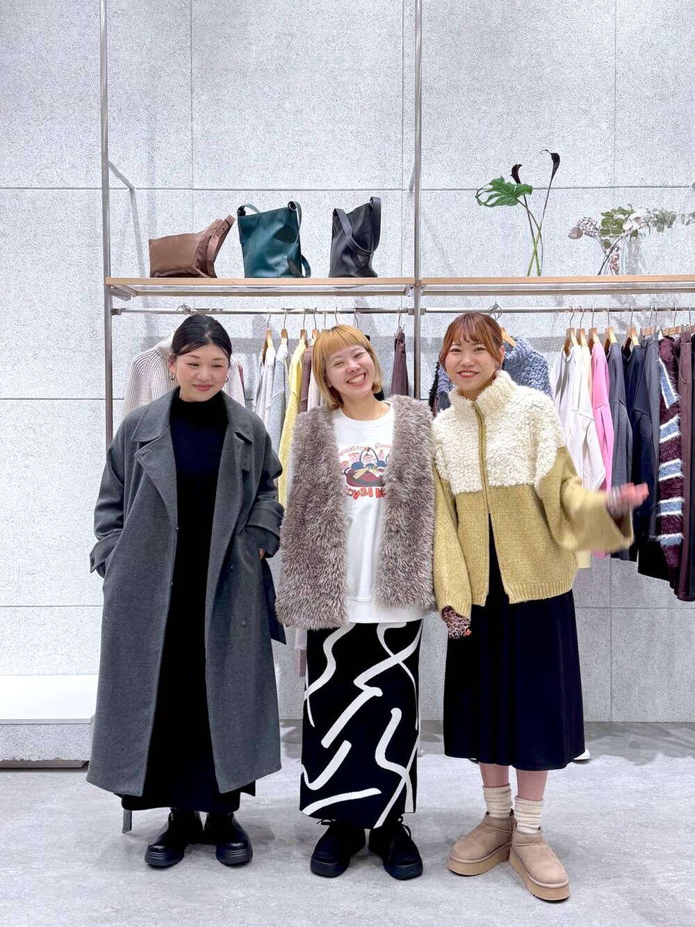 その他のTシャツ/カットソー、ブラック系のスカート、グレー系のステンカラーコートを着用したレディースの秋コーディネートの3枚目の写真