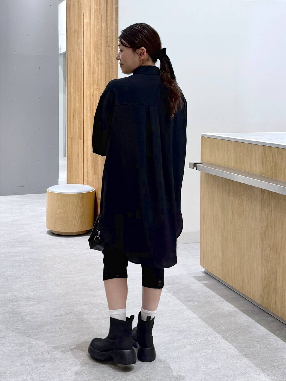 ブラック系のショルダーバッグ、ブラック系のシャツ/ブラウス、ブラック系のその他パンツを着用したレディースの春コーディネートの5枚目の写真