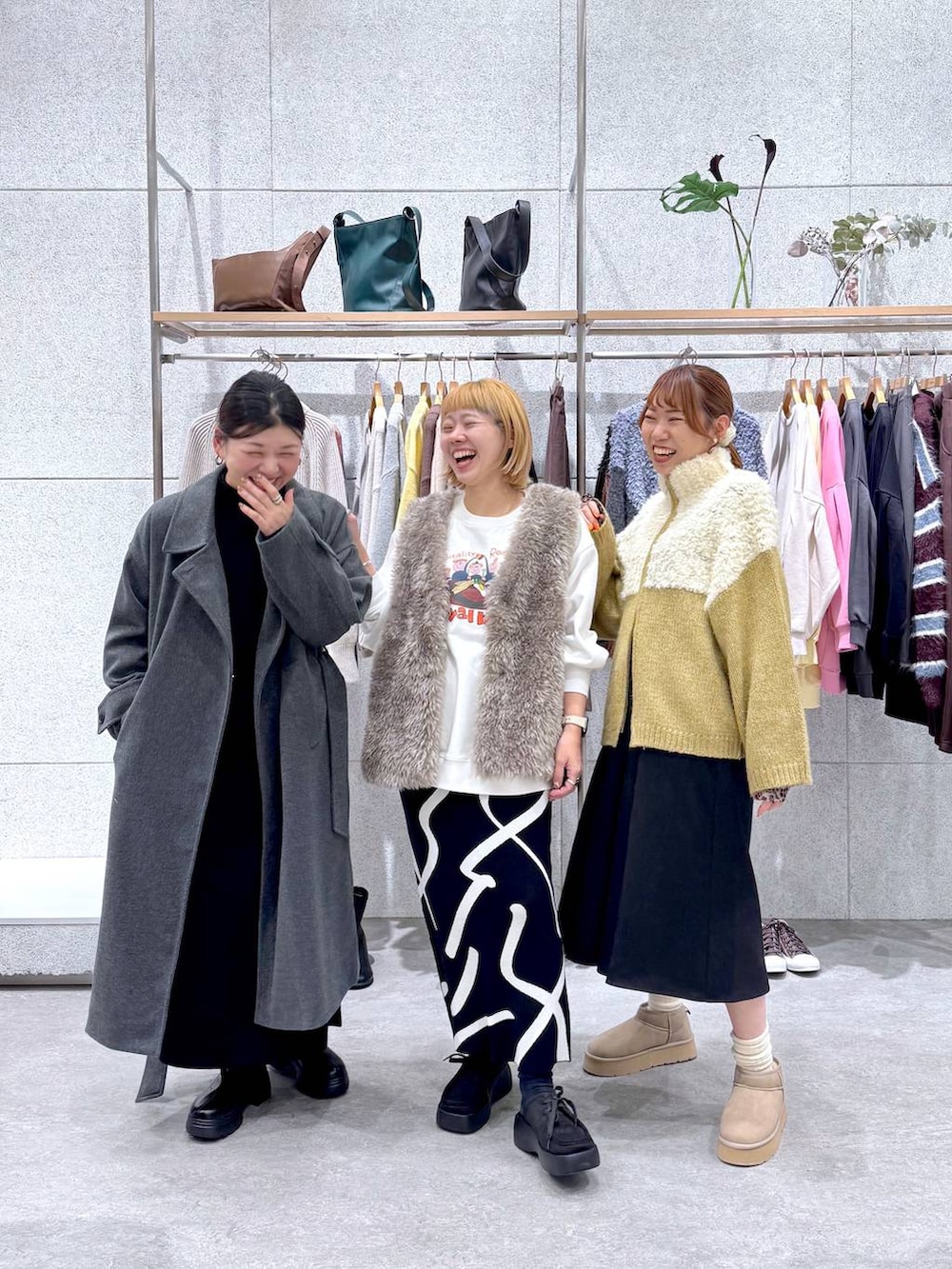 その他のTシャツ/カットソー、ブラック系のスカート、グレー系のステンカラーコートを着用したレディースの秋コーディネートの2枚目の写真