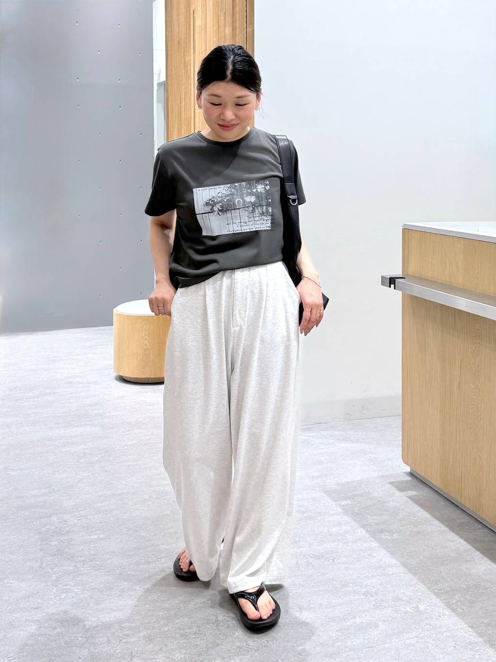 ブラック系のショルダーバッグ、グレー系のTシャツ/カットソー、グレー系のその他パンツを着用したレディースの春コーディネートの3枚目の写真