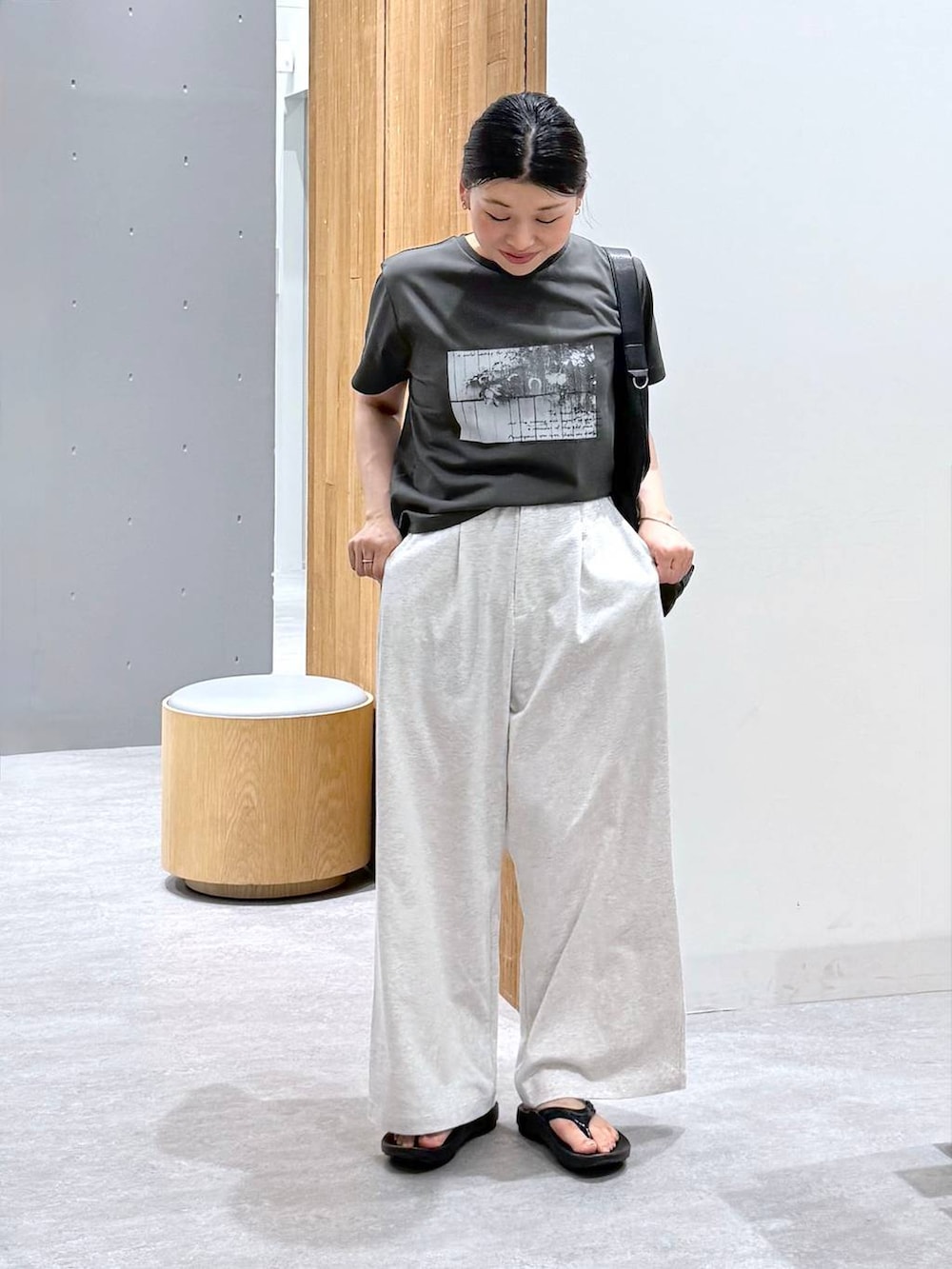 ブラック系のショルダーバッグ、グレー系のTシャツ/カットソー、グレー系のその他パンツを着用したレディースの春コーディネートの7枚目の写真