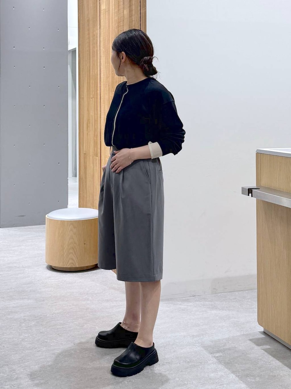 グレー系のその他パンツ、ブラック系のその他シューズ、ブラック系のカーディガン/ボレロを着用したレディースの春コーディネートの7枚目の写真