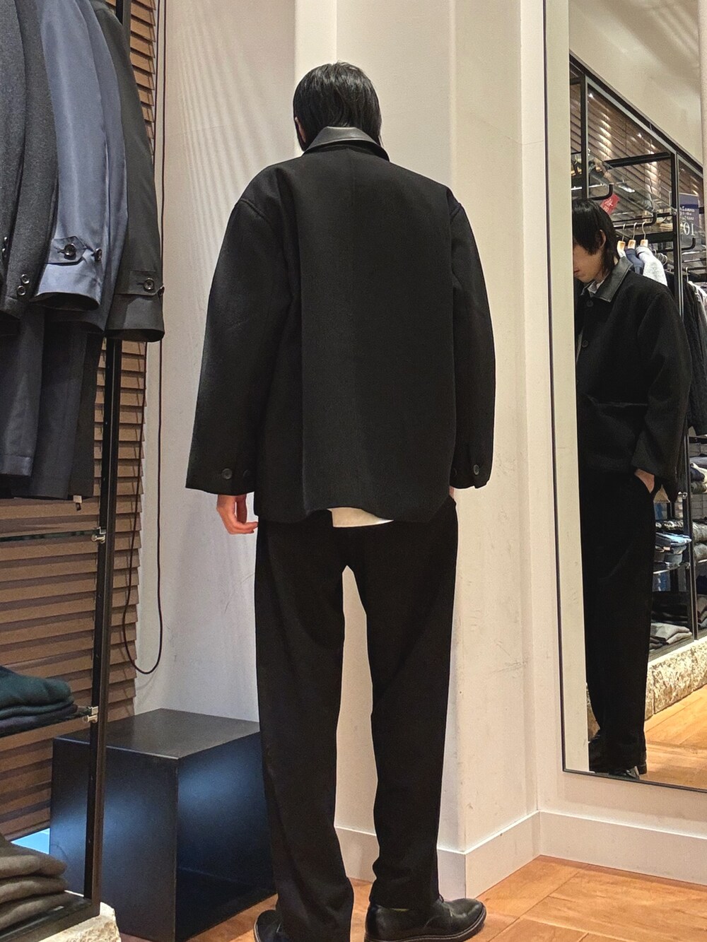 ブラック系のカバーオール、ブラック系のその他パンツ、グレー系のシャツ/ブラウスを着用したメンズの冬コーディネートの2枚目の写真