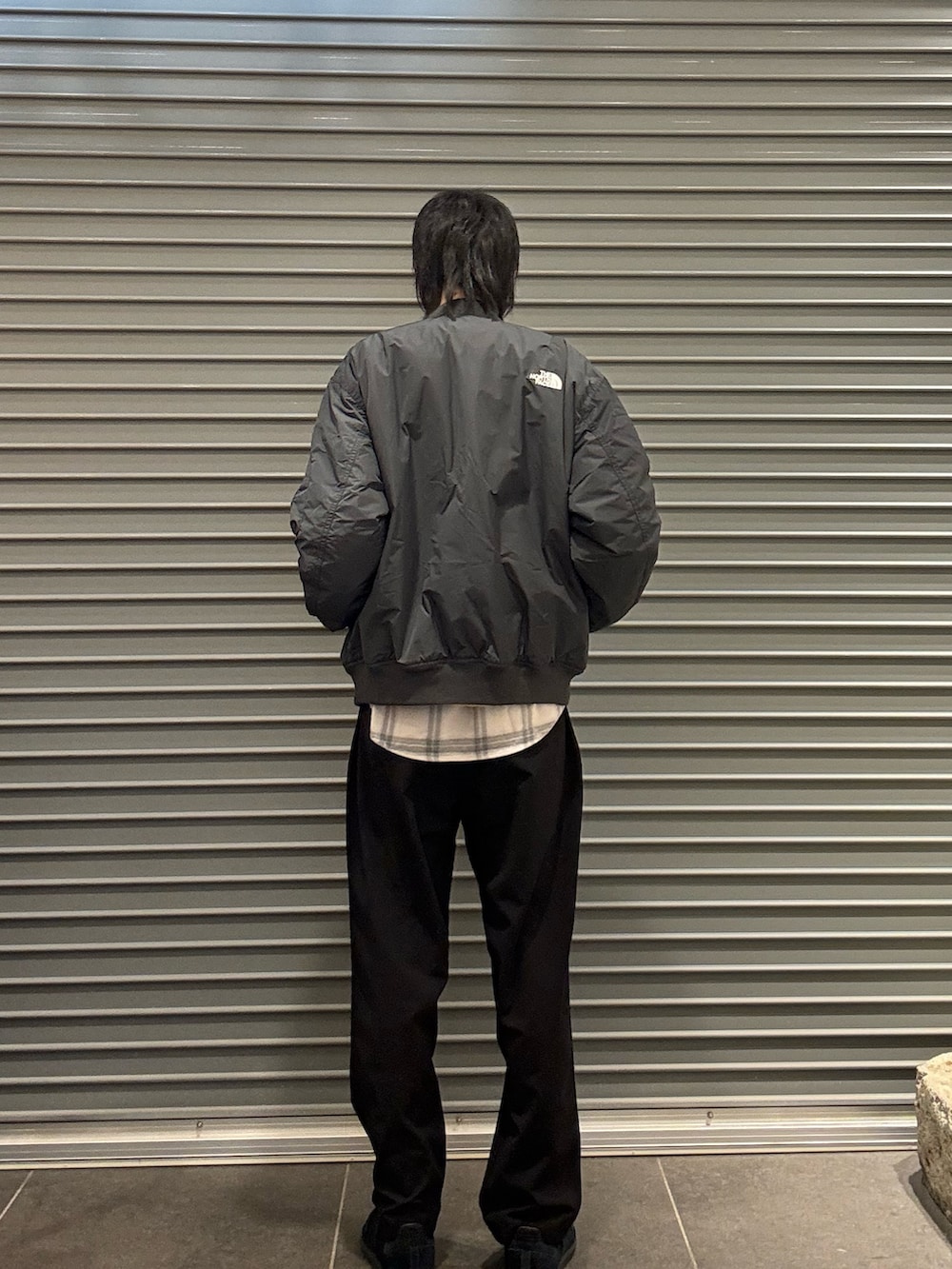 グレー系のその他アウター、イエロー系のニット/セーター、ブラック系のその他パンツを着用したメンズの冬コーディネートの2枚目の写真