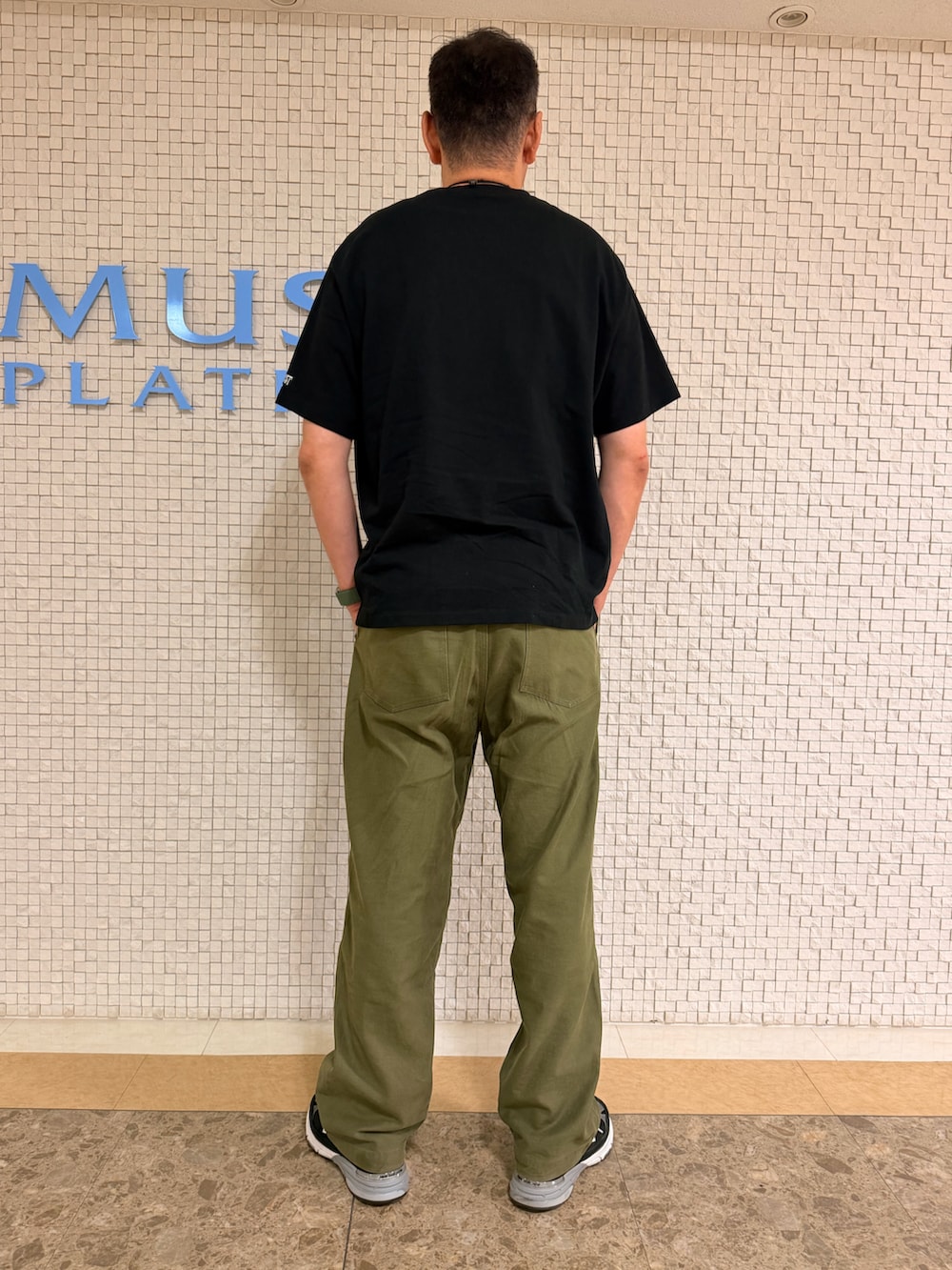 ブラック系のTシャツ/カットソー、ホワイト系のTシャツ/カットソー、ブラック系のスニーカーを着用したメンズの夏コーディネートの2枚目の写真