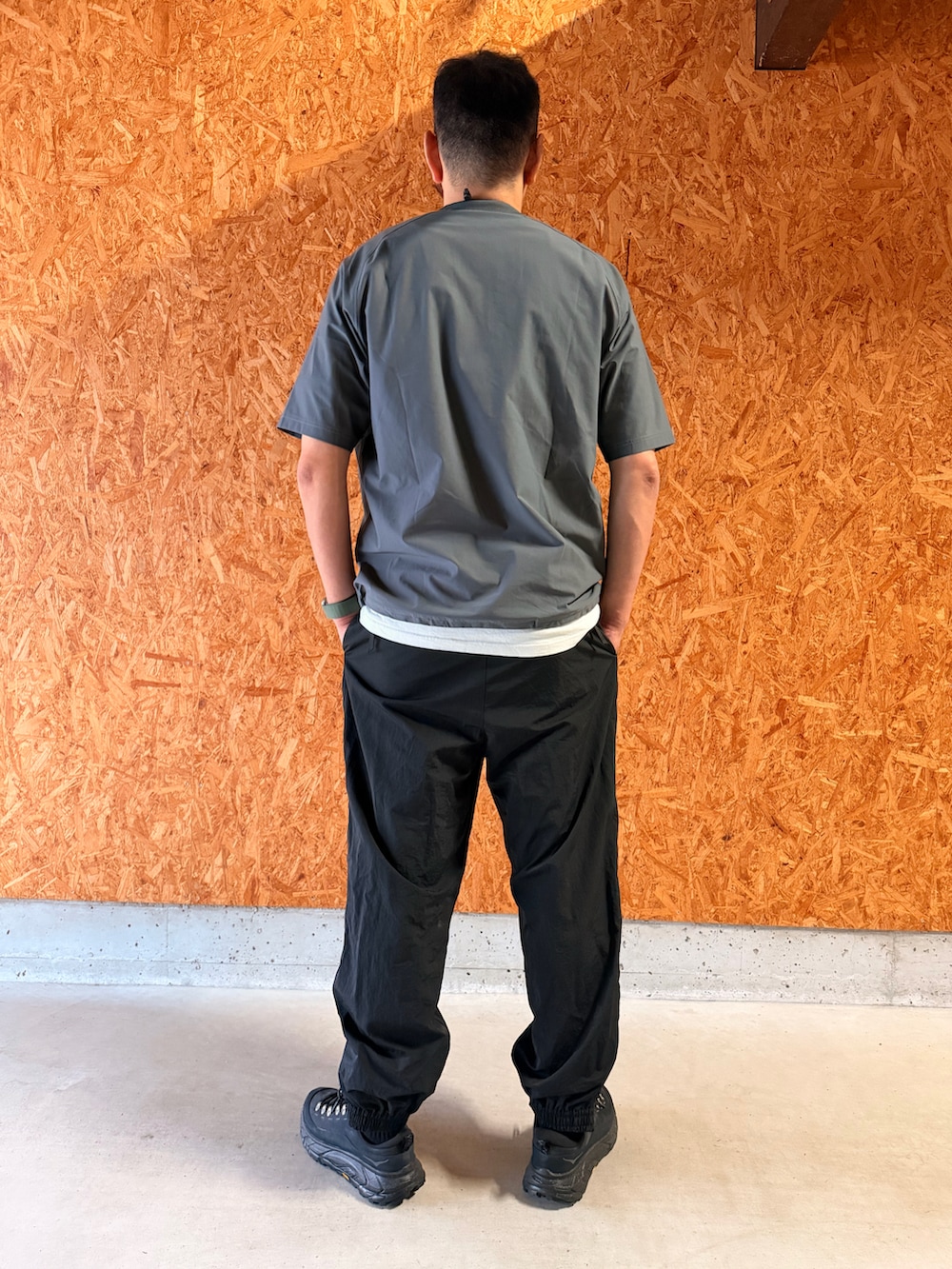 グレー系のTシャツ/カットソー、ホワイト系のTシャツ/カットソー、ブラック系のパンツを着用したメンズの夏コーディネートの2枚目の写真