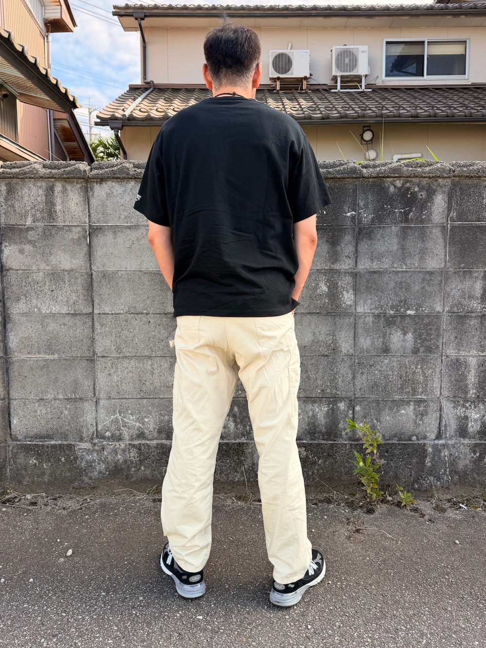 ブラック系のTシャツ/カットソー、ホワイト系のその他パンツ、ブラック系のスニーカーを着用したメンズの夏コーディネートの2枚目の写真