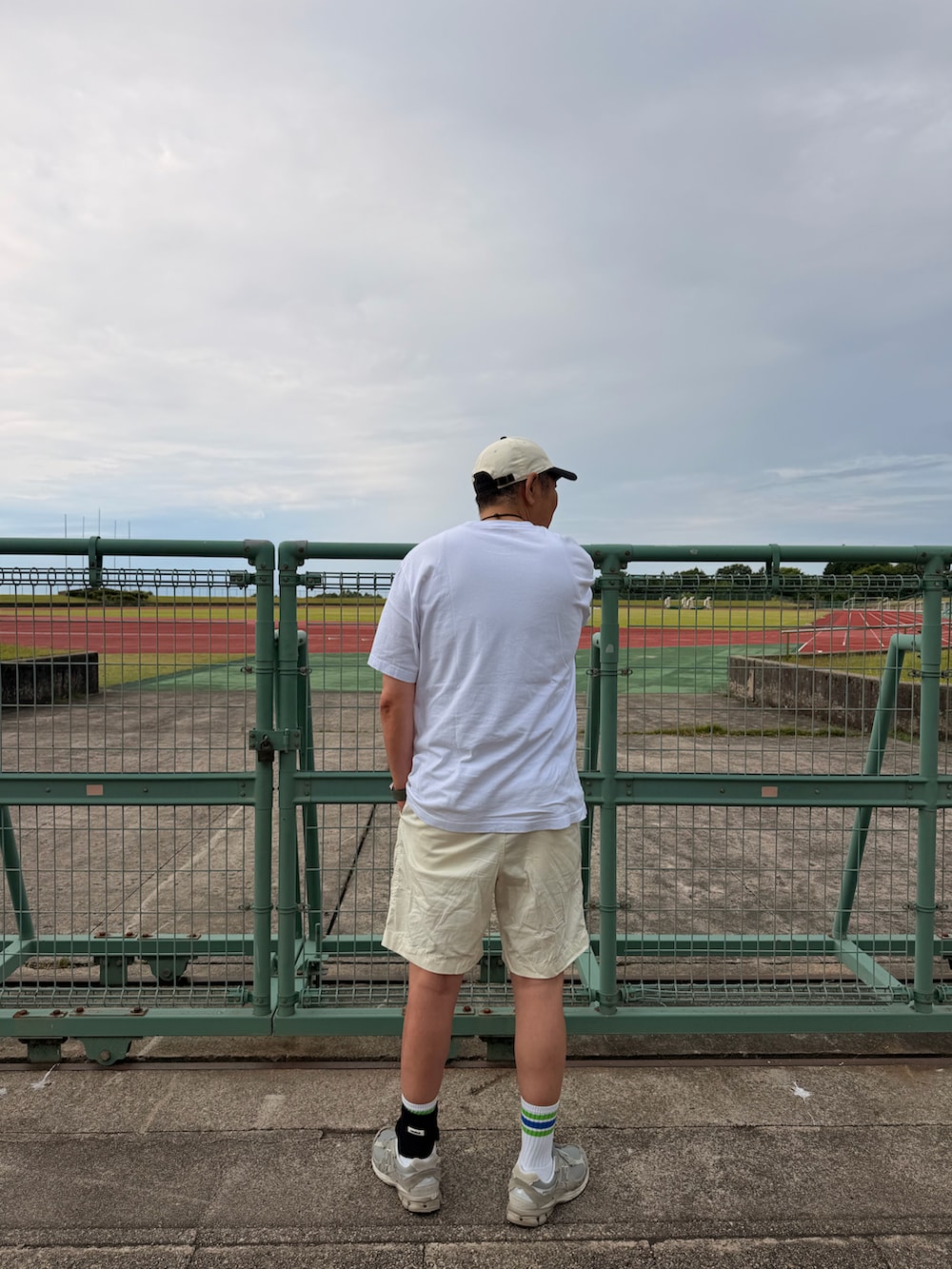 ホワイト系のTシャツ/カットソー、ホワイト系のその他パンツ、グレー系のスニーカーを着用したメンズの夏コーディネートの2枚目の写真