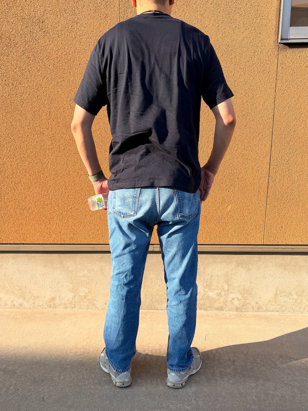 ブルー系のTシャツ/カットソー、ブルー系のデニムパンツ、グレー系のスニーカーを着用したメンズの夏コーディネートの2枚目の写真
