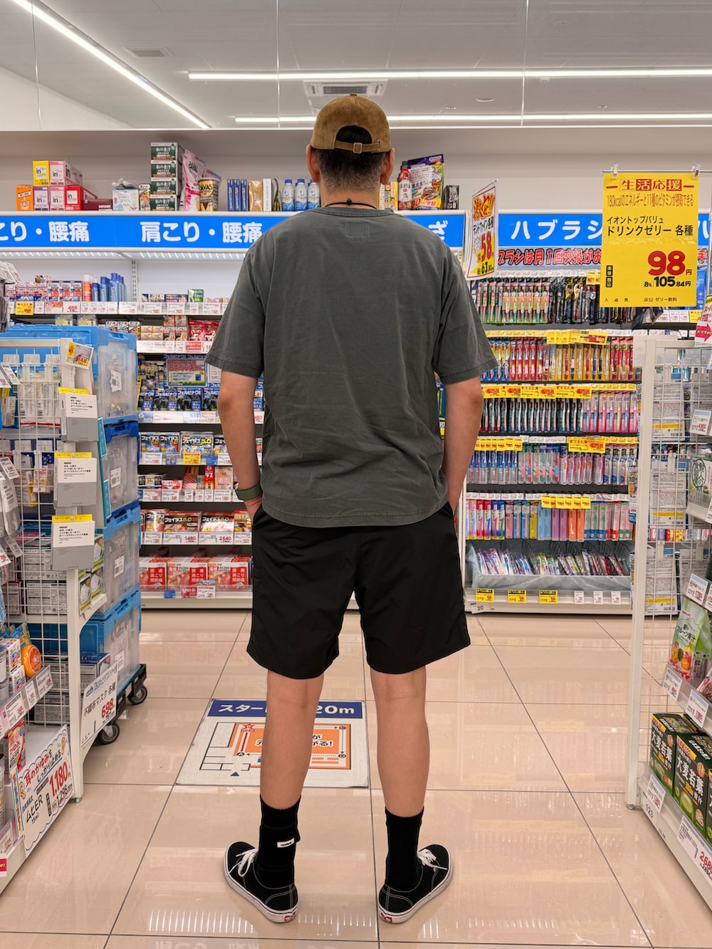 ブラック系のスニーカー、グレー系のTシャツ/カットソー、ブラック系のその他パンツを着用したメンズの夏コーディネートの2枚目の写真