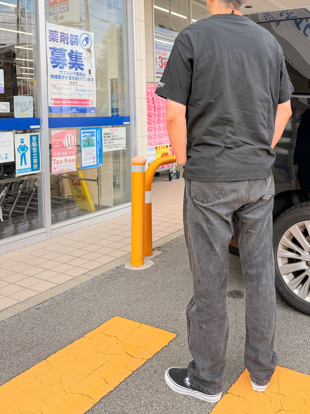 ブラック系のTシャツ/カットソー、ホワイト系のタンクトップ、ブラック系のデニムパンツを着用したメンズの秋コーディネートの2枚目の写真