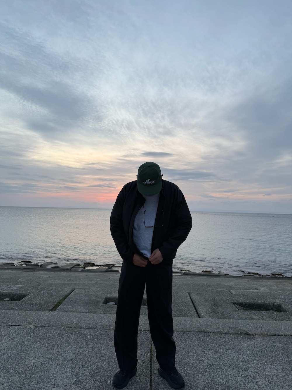 グレー系のスウェット、ブラック系のスニーカー、パープル系のその他アウターを着用したメンズの春コーディネートの2枚目の写真