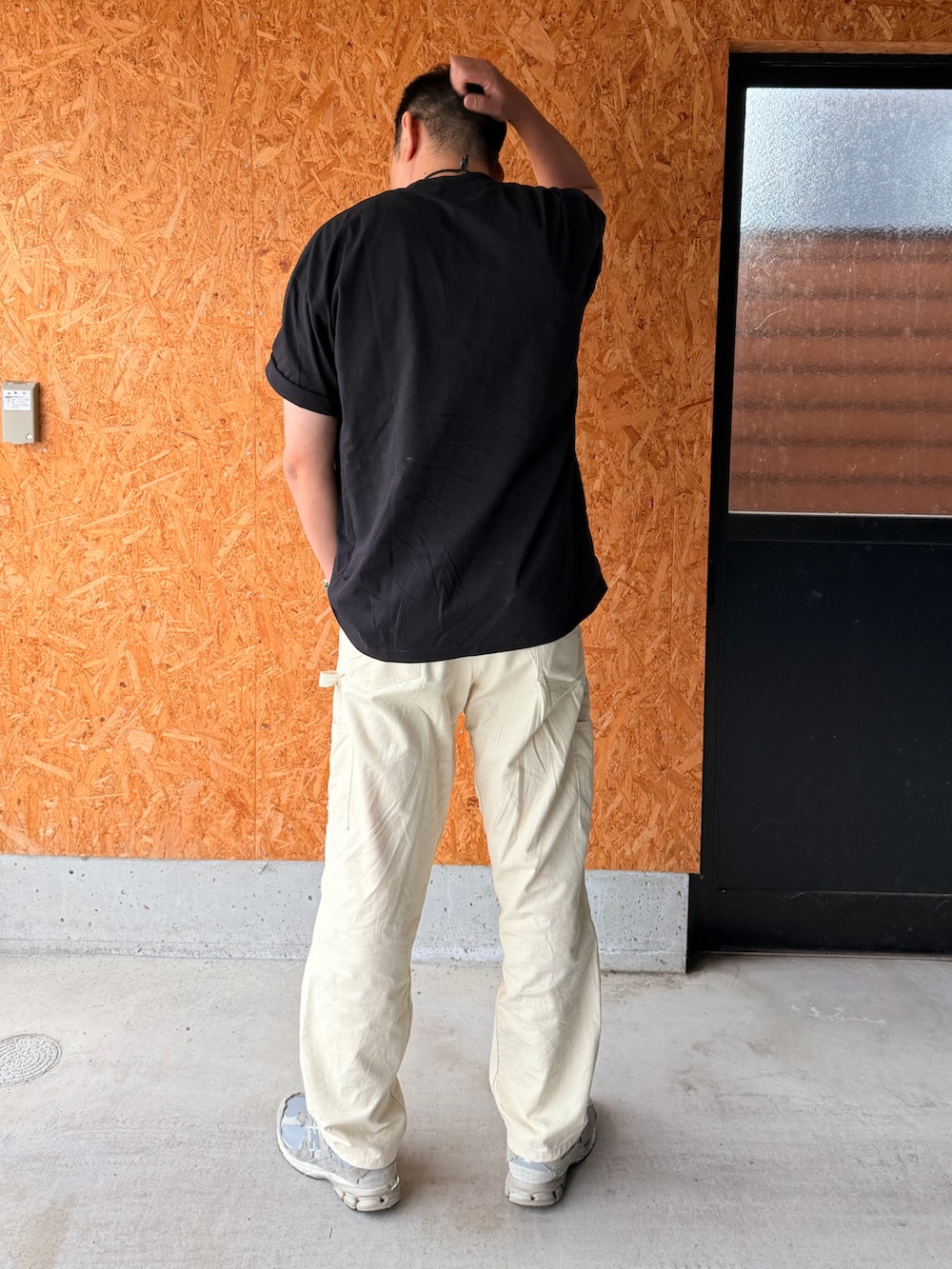 ブラック系のTシャツ/カットソー、ホワイト系のその他パンツ、グレー系のスニーカーを着用したメンズの夏コーディネートの2枚目の写真
