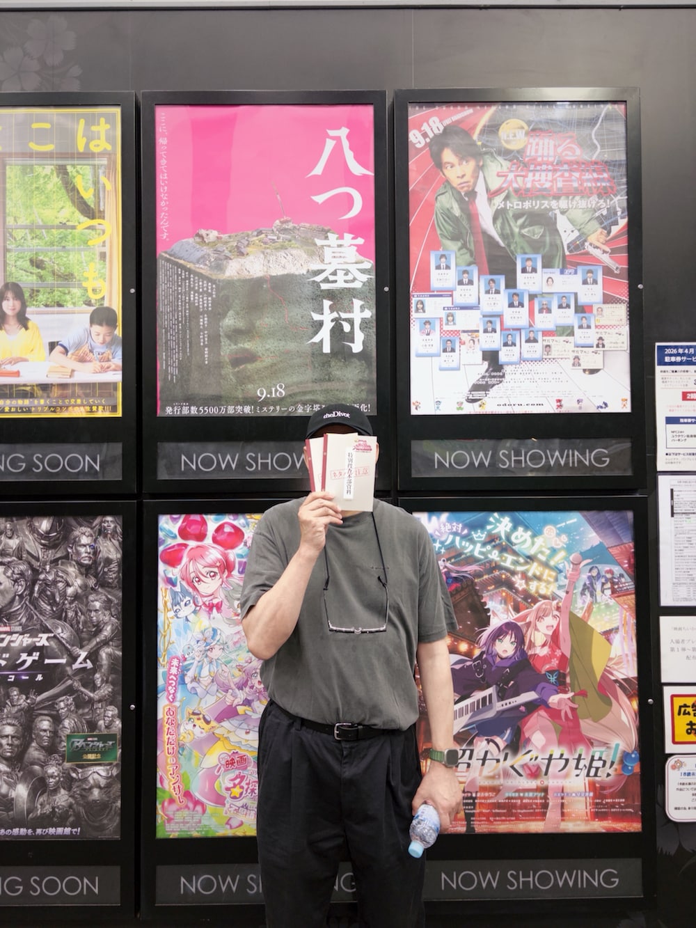 グレー系のTシャツ/カットソー、ブラック系のチノパンツ、ブラック系のスニーカーを着用したメンズの秋コーディネートの3枚目の写真