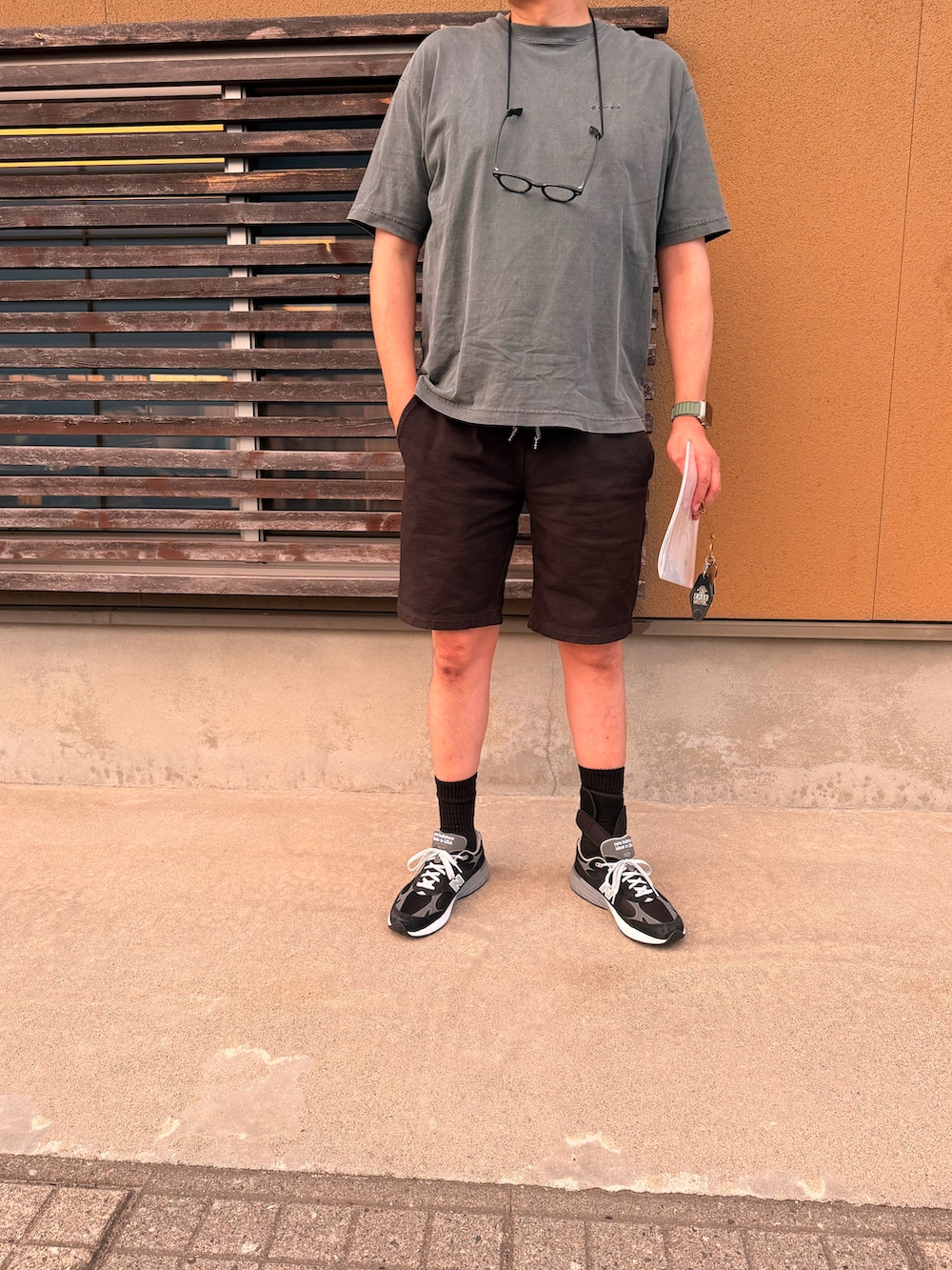 グレー系のTシャツ/カットソー、ブラック系のその他パンツ、ブラック系のスニーカーを着用したメンズの夏コーディネートの2枚目の写真