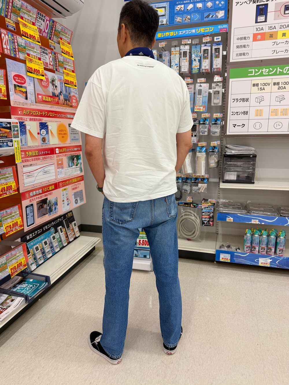 ホワイト系のTシャツ/カットソー、ブルー系のデニムパンツ、ブラック系のスニーカーを着用したメンズの夏コーディネートの2枚目の写真