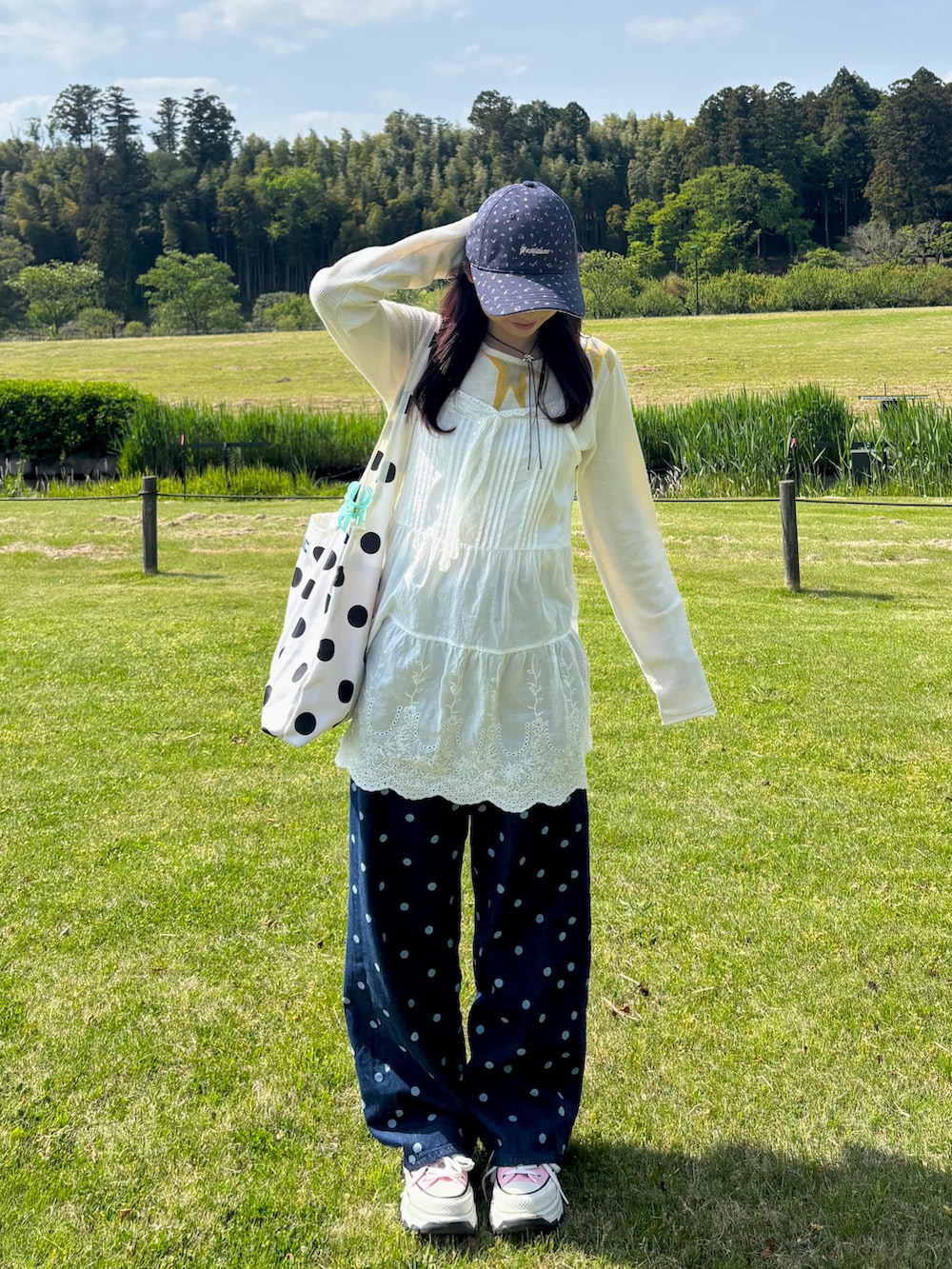 ホワイト系のTシャツ/カットソー、ブルー系のその他パンツ、ピンク系のスニーカーを着用したレディースの春コーディネートの2枚目の写真