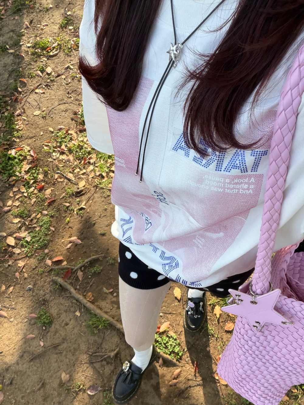 ホワイト系のTシャツ/カットソー、ブラック系のパンツ、ブラック系のローファーを着用したレディースの春コーディネートの5枚目の写真