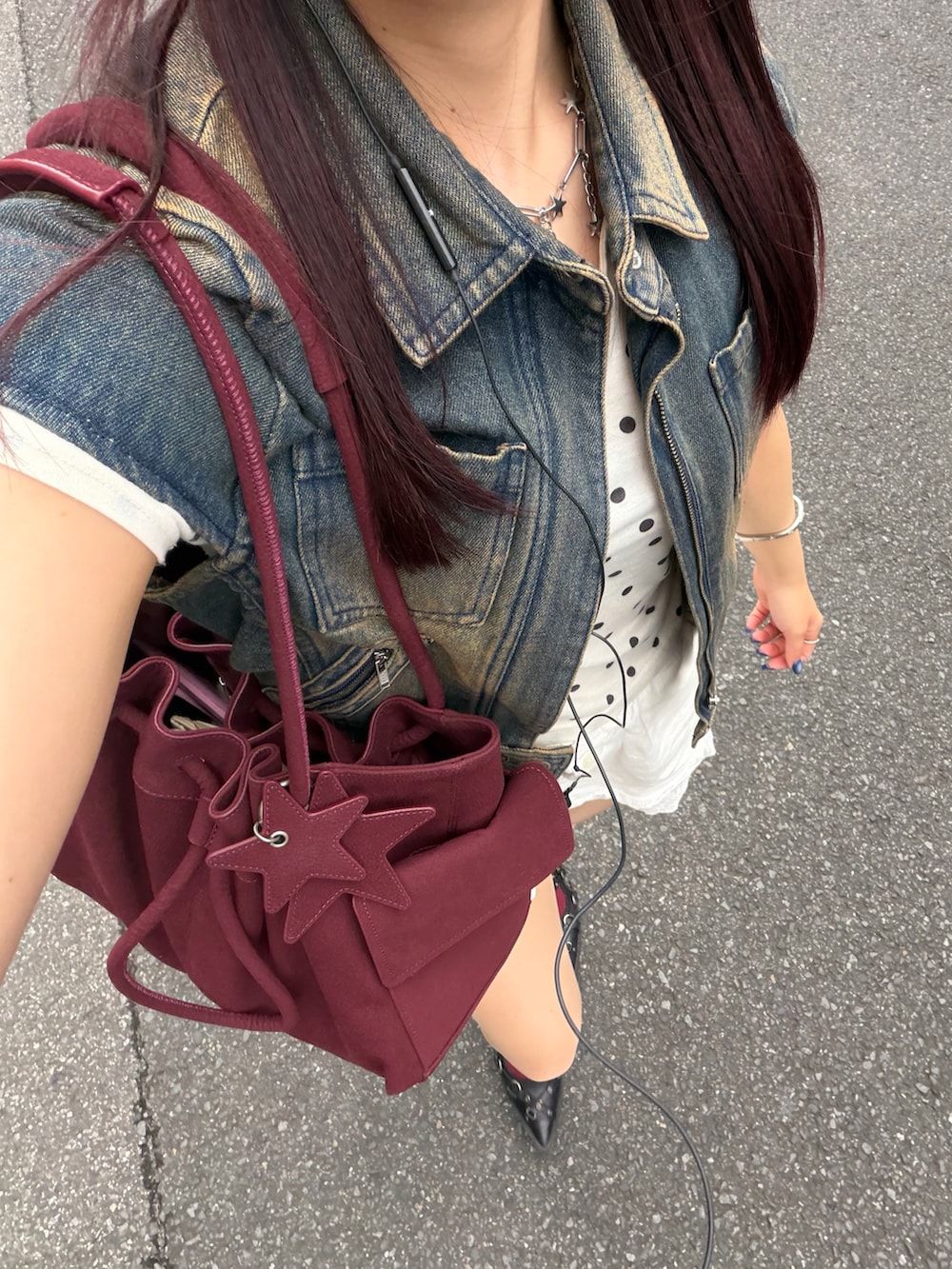ブルー系のシャツ/ブラウス、ホワイト系のTシャツ/カットソー、ホワイト系のその他パンツを着用したレディースの秋コーディネートの2枚目の写真
