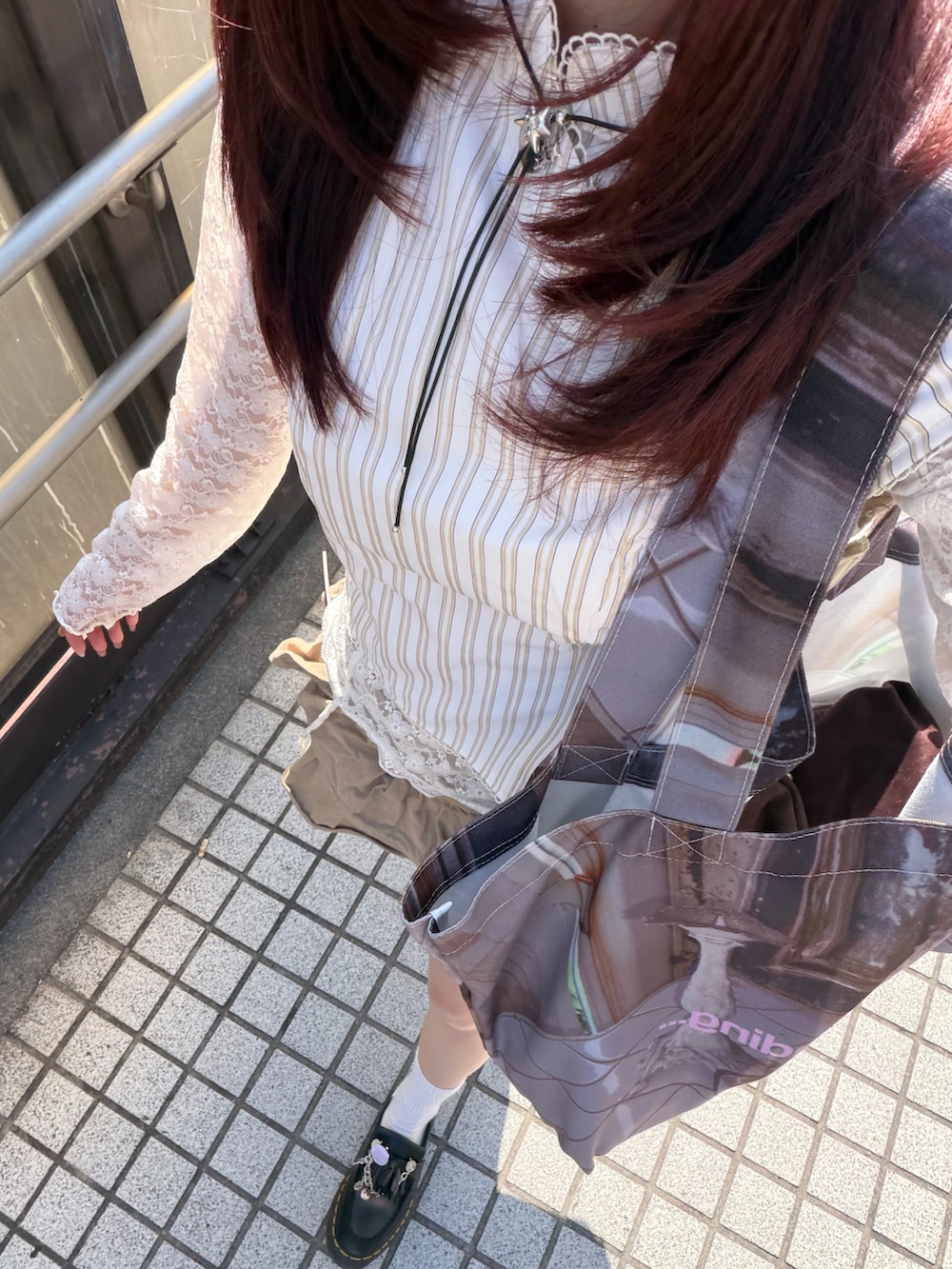 ホワイト系のTシャツ/カットソー、イエロー系のシャツ/ブラウス、ベージュ系のスカートを着用したレディースの春コーディネートの2枚目の写真