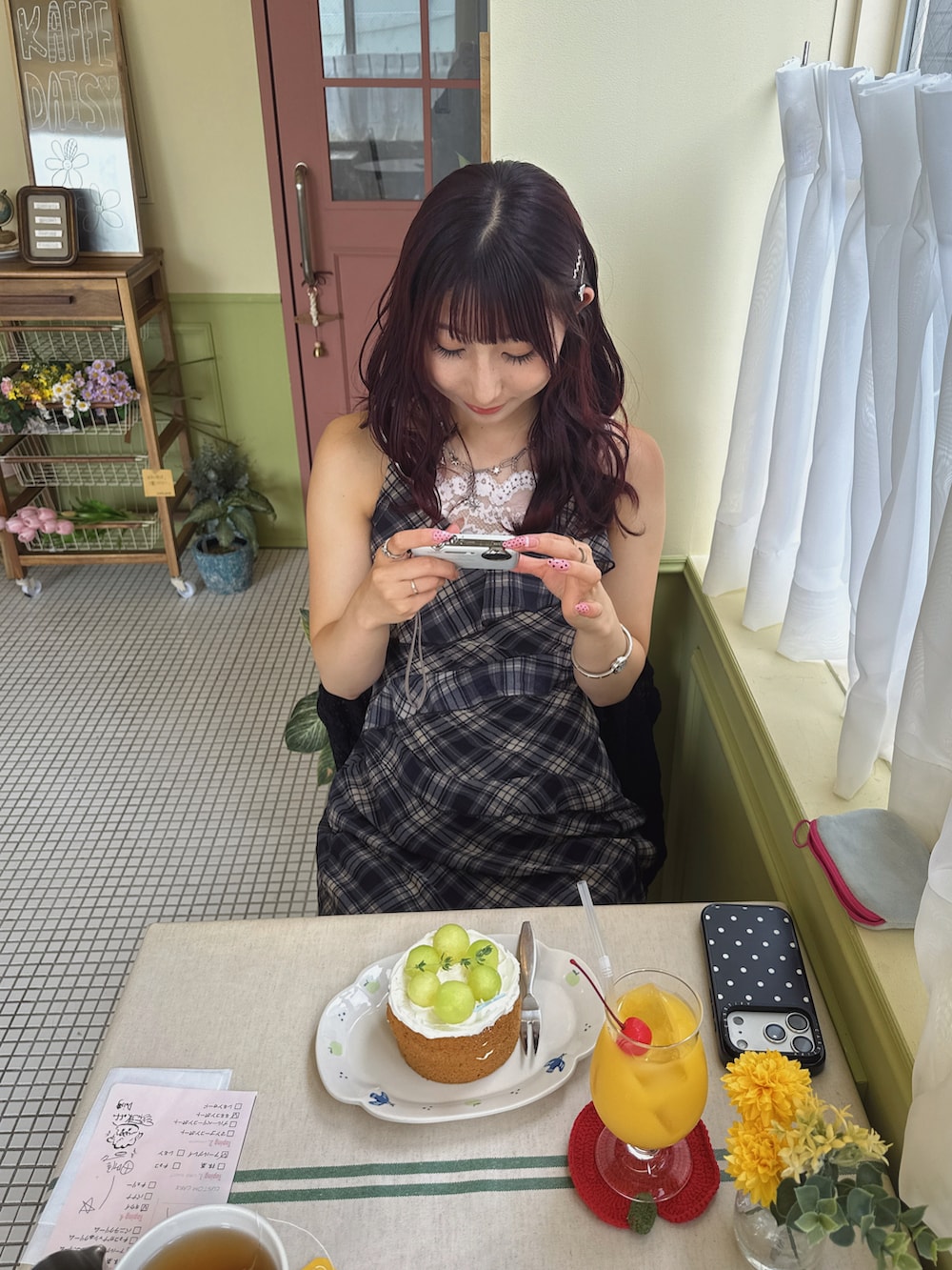 ブラック系のシューズ、ブラック系のパーカー、シルバー系のバッグを着用したレディースの夏コーディネートの3枚目の写真
