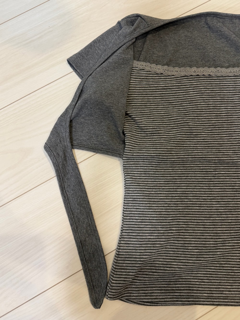 ブラック系のショルダーバッグ、ブラック系のローファー、グレー系のトップスを着用したレディースの春コーディネートの5枚目の写真