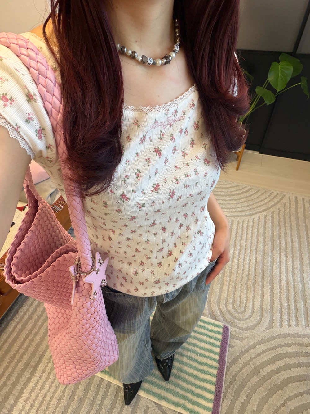 ブラック系のサンダル、ホワイト系のTシャツ/カットソー、ブルー系のデニムパンツを着用したレディースの夏コーディネートの2枚目の写真