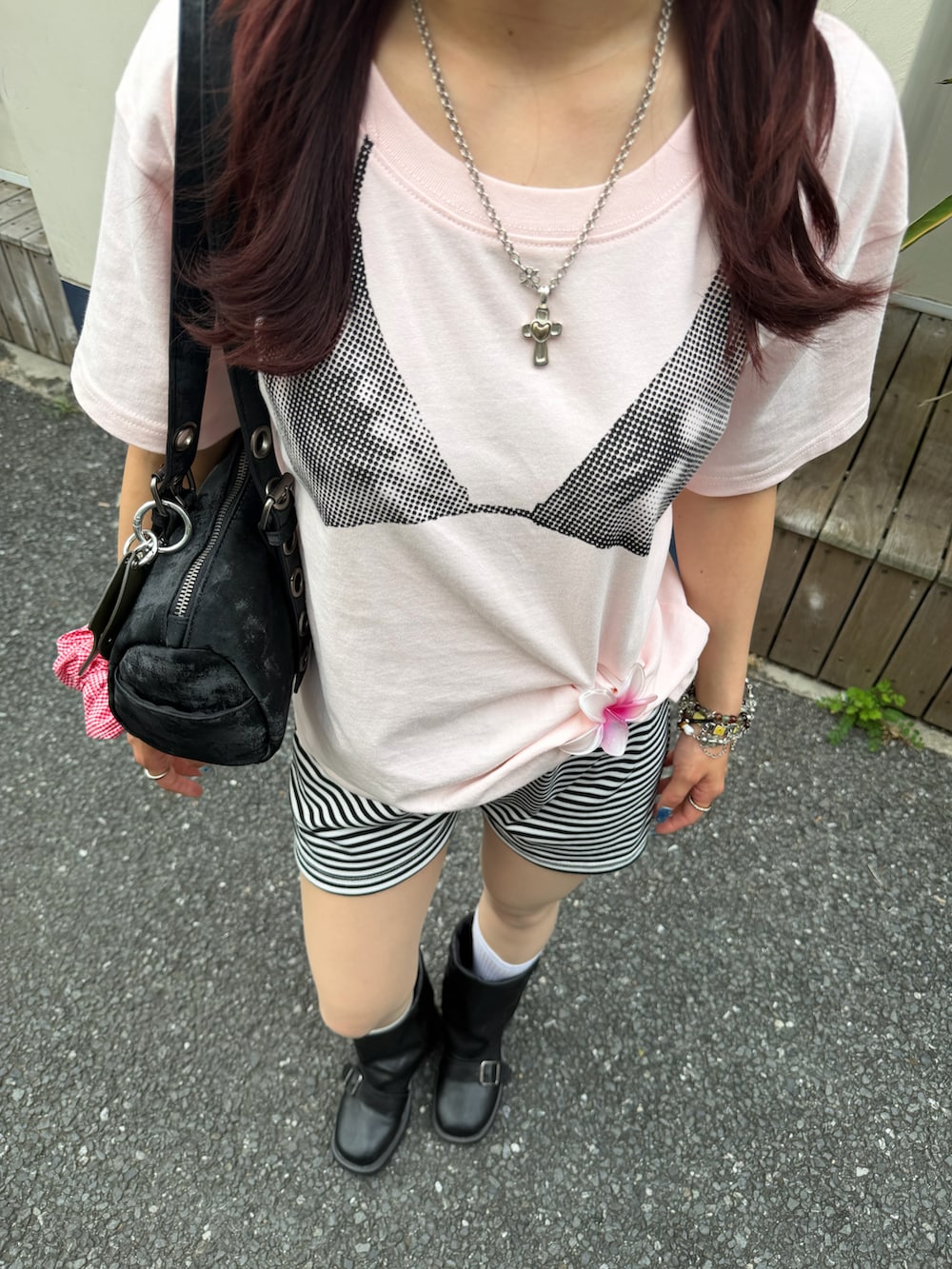 ピンク系のTシャツ/カットソー、ブラック系のショルダーバッグ、ホワイト系のパンツを着用したレディースの夏コーディネートの3枚目の写真