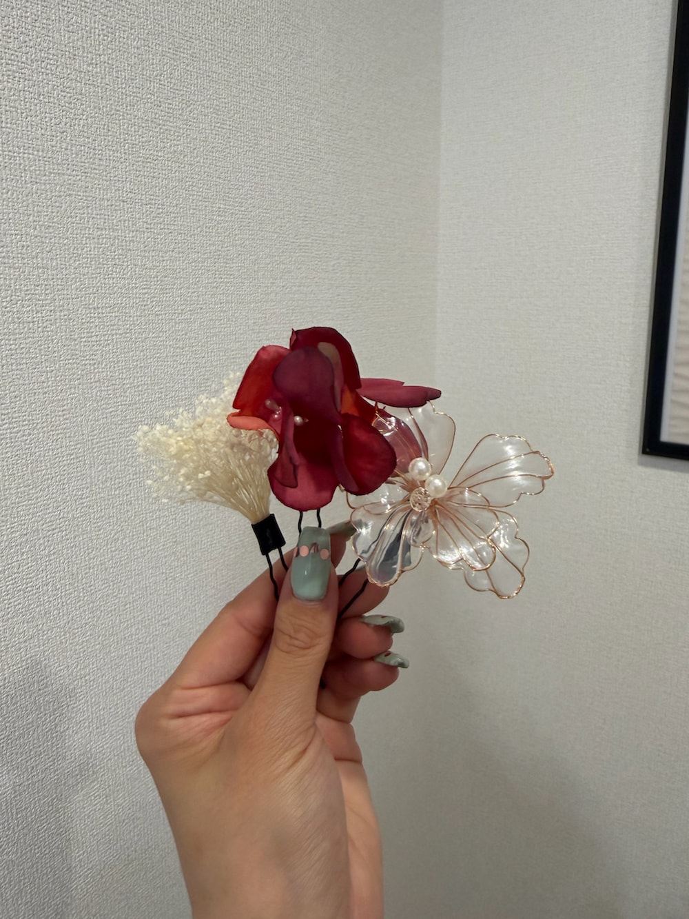 レッド系の浴衣、イエロー系の和装小物、ホワイト系の和装小物を着用したレディースの夏コーディネートの4枚目の写真