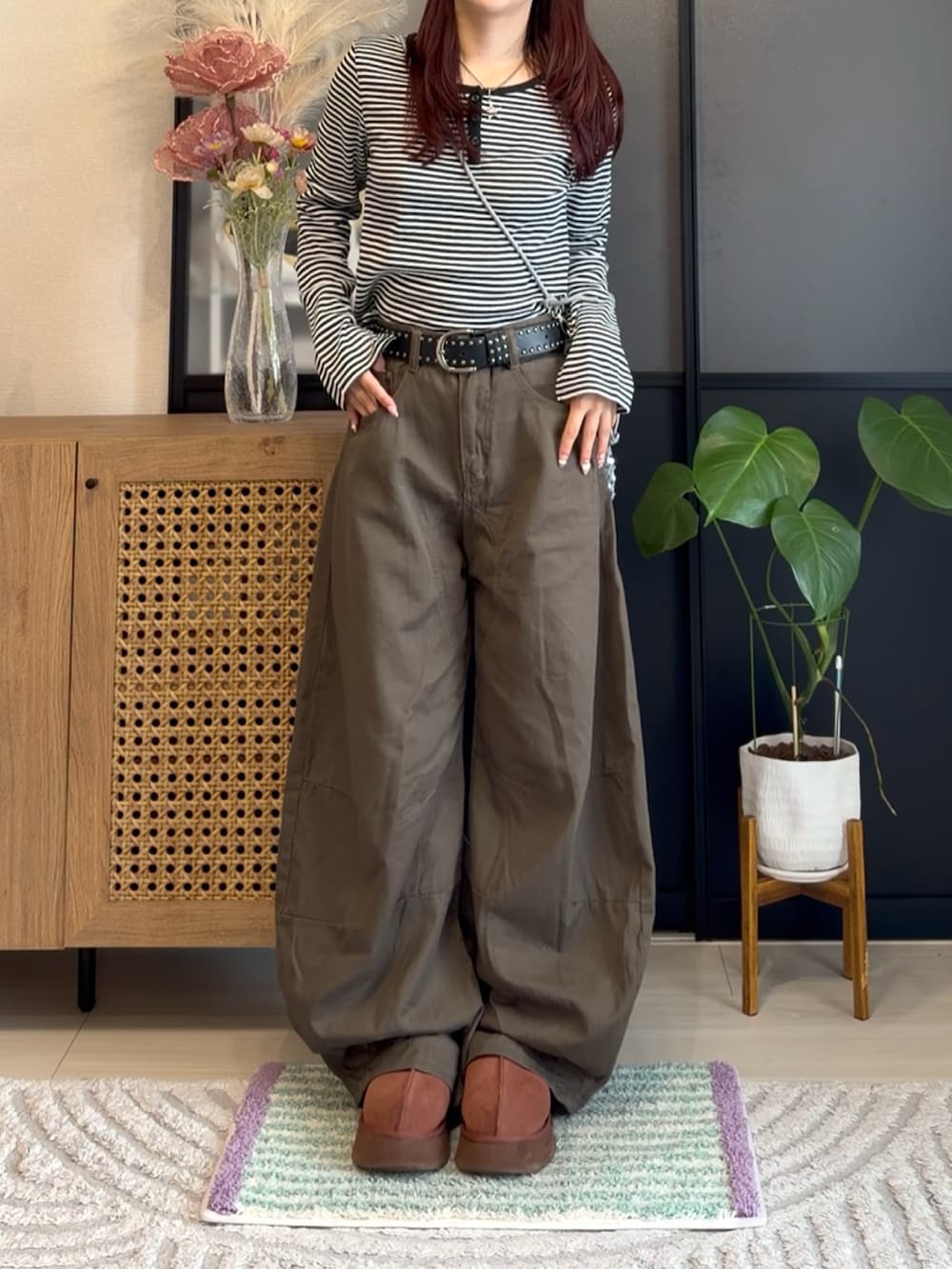 ホワイト系のTシャツ/カットソー、ブラウン系のデニムパンツ、ブラウン系のスリッポンを着用したレディースの夏コーディネートの2枚目の写真
