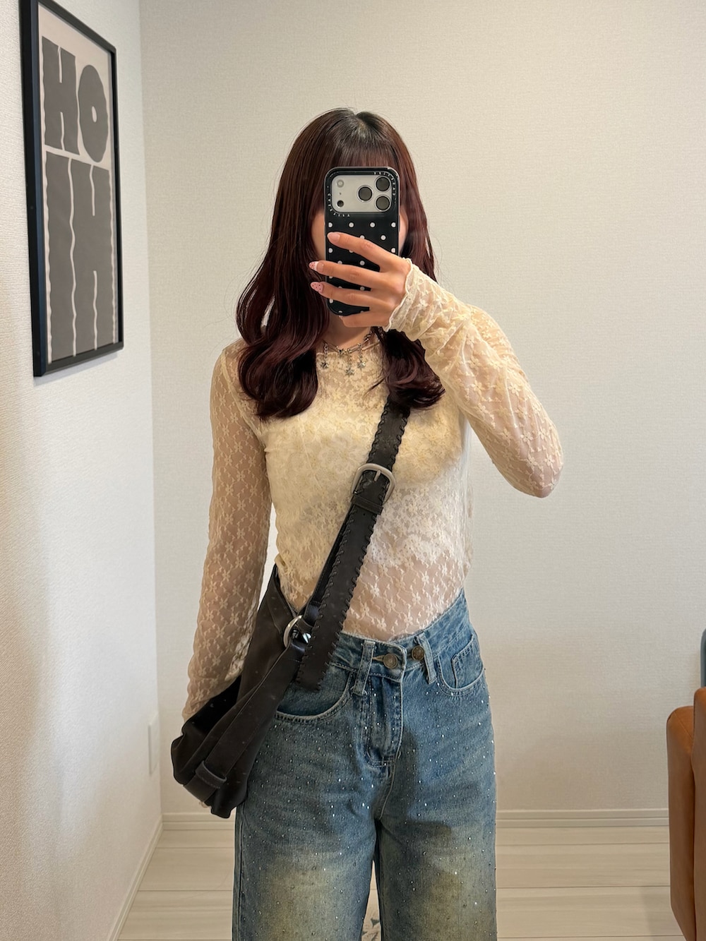 ブルー系のデニムパンツ、ベージュ系のTシャツ/カットソー、ホワイト系のトップスを着用したレディースの夏コーディネートの4枚目の写真