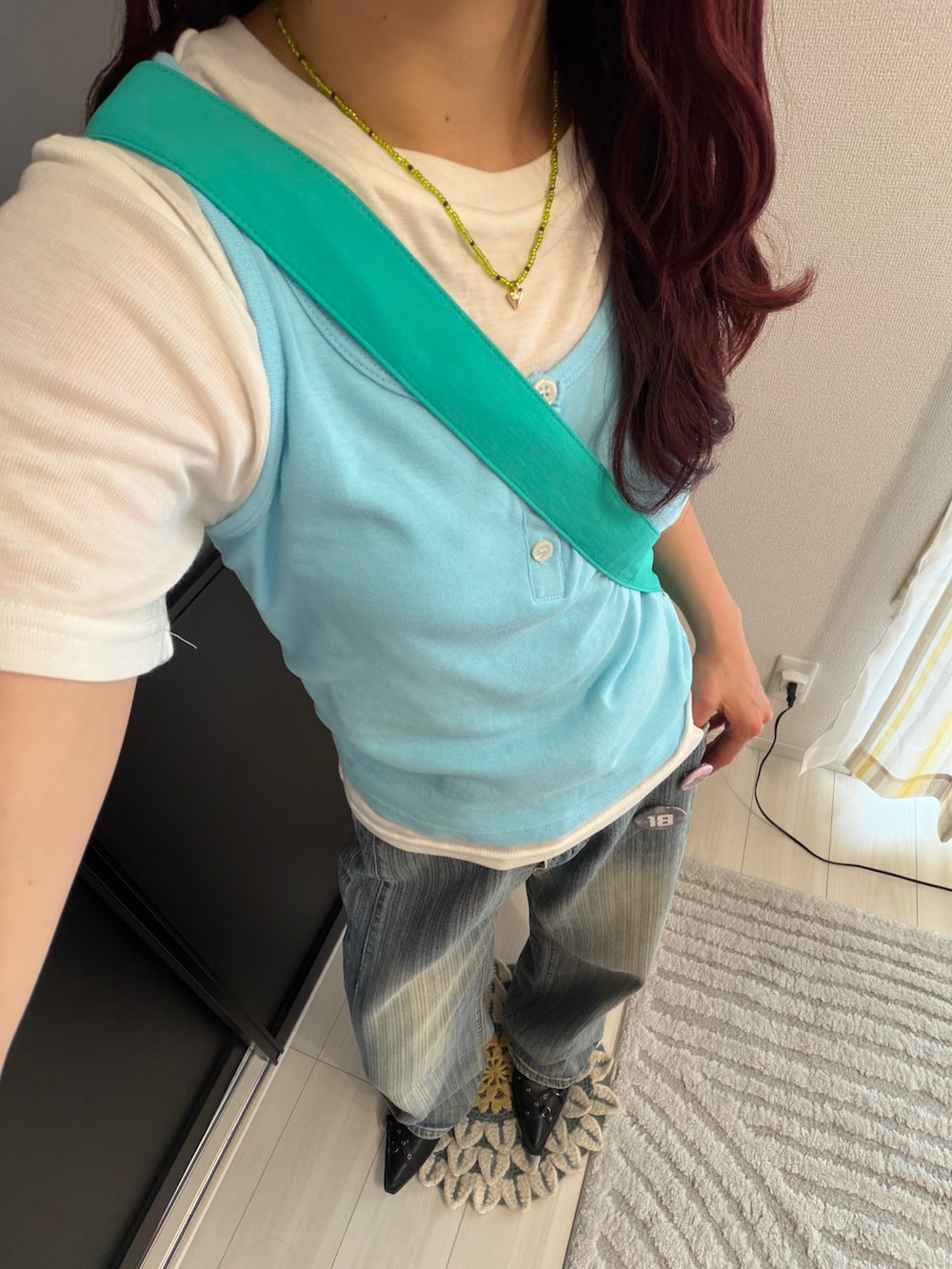 ブルー系のタンクトップ、ホワイト系のTシャツ/カットソー、ブラック系のサンダルを着用したレディースの夏コーディネートの2枚目の写真