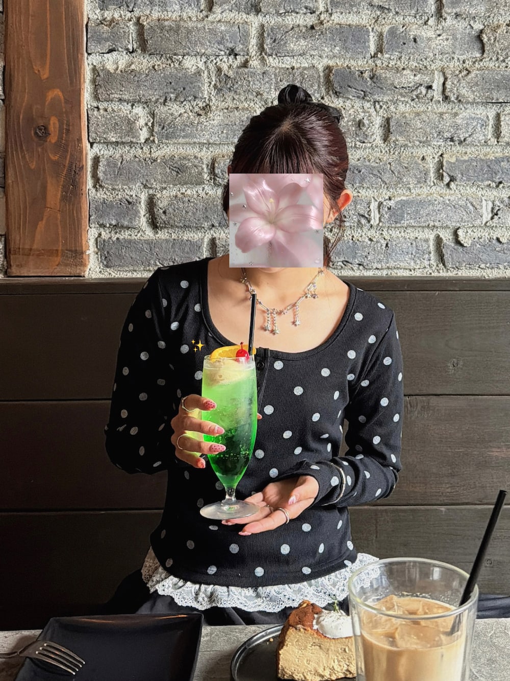 その他のバッグ、ブラック系のシューズ、ブラック系のスカートを着用したレディースの夏コーディネートの3枚目の写真