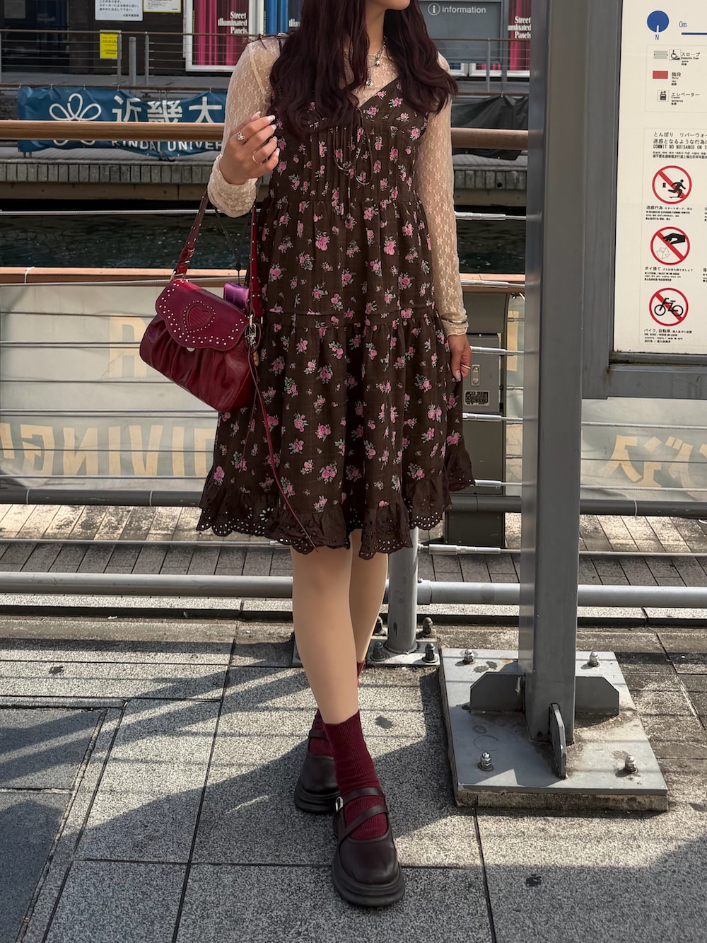 ベージュ系のTシャツ/カットソー、ブラウン系のワンピース、レッド系のショルダーバッグを着用したレディースの秋コーディネートの2枚目の写真