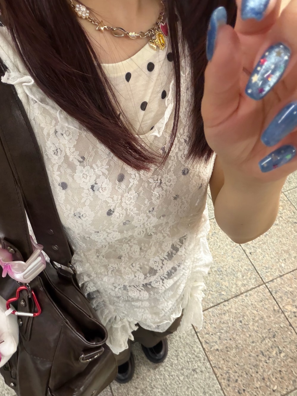 ホワイト系のTシャツ/カットソー、ホワイト系のチュニック、ブラウン系のバッグを着用したレディースの夏コーディネートの2枚目の写真