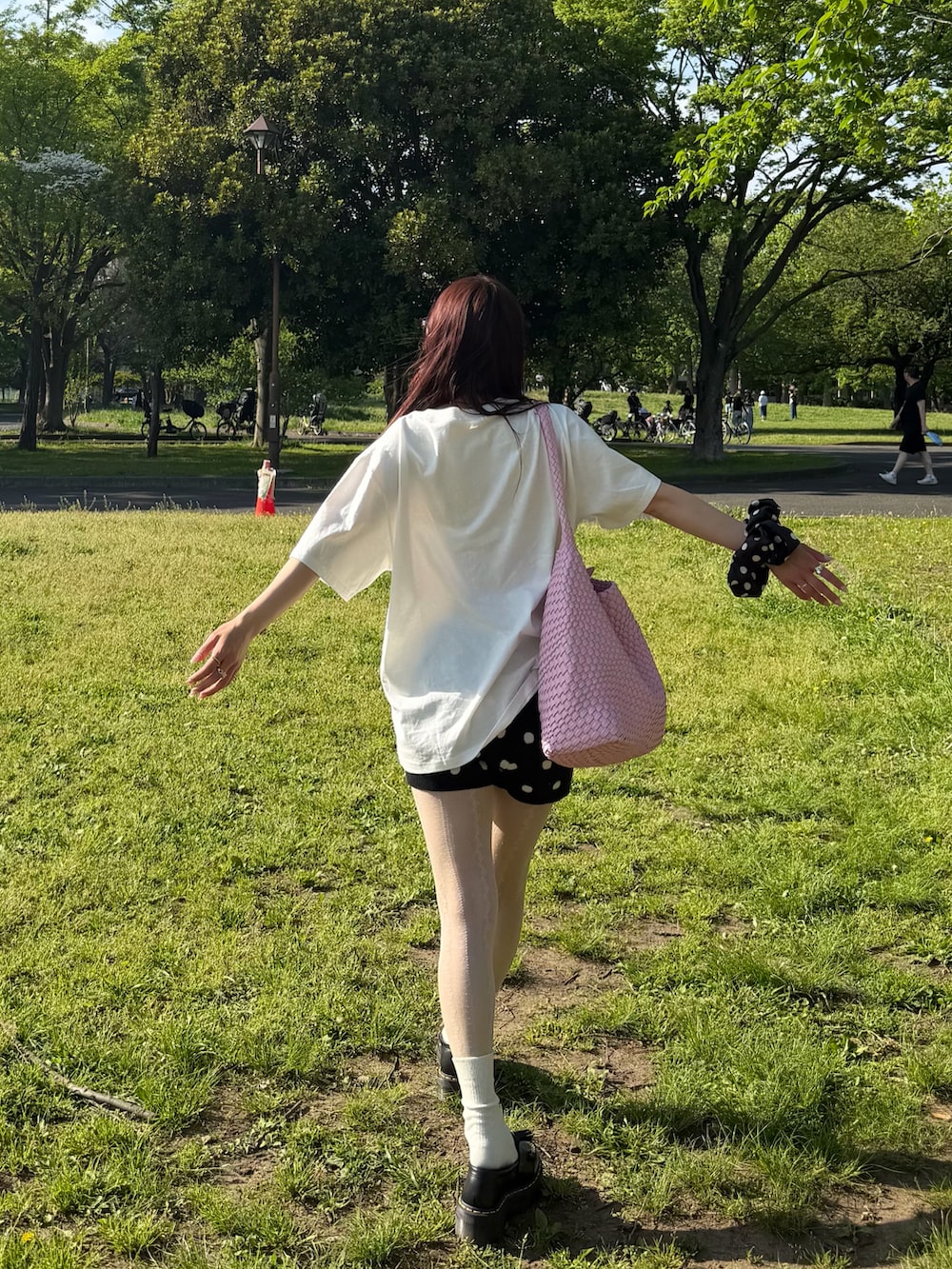 ホワイト系のTシャツ/カットソー、ブラック系のパンツ、ブラック系のローファーを着用したレディースの春コーディネートの2枚目の写真