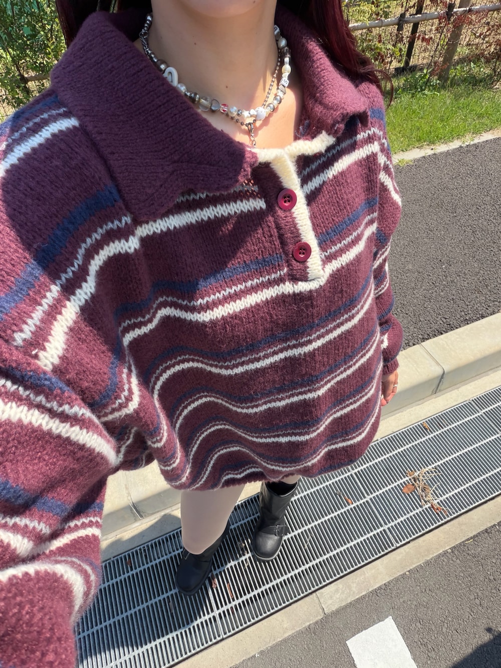 ブラウン系のデニムパンツ、ブラック系のシューズ、ブラウン系のショルダーバッグを着用したレディースの秋コーディネートの4枚目の写真