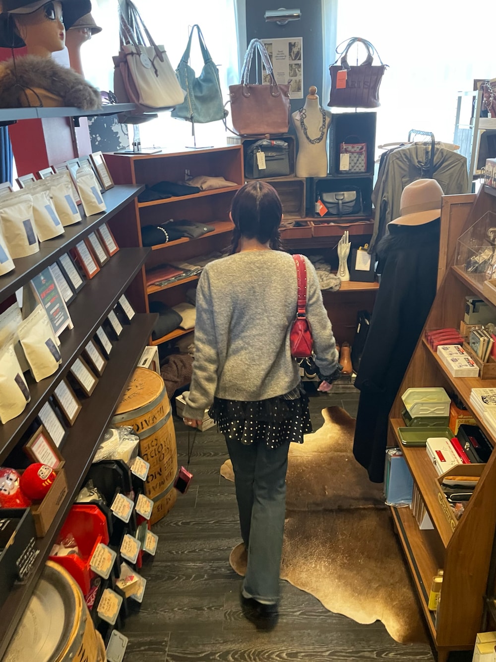 ブルー系のデニムパンツ、ブラック系のパンプス、ブラック系のスカートを着用したレディースの冬コーディネートの4枚目の写真