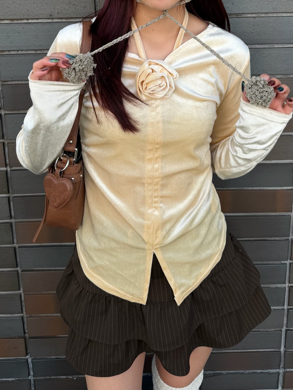 ベージュ系のトップス、ブラウン系のスカート、ブラウン系のショルダーバッグを着用したレディースの秋コーディネートの3枚目の写真