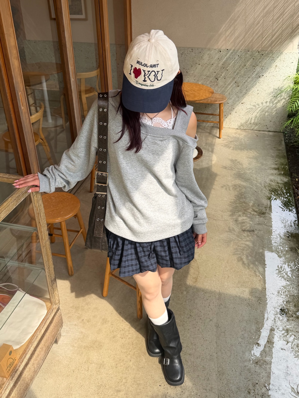 ホワイト系のトップス、ブラック系のシューズ、グレー系のトップスを着用したレディースの夏コーディネートの2枚目の写真