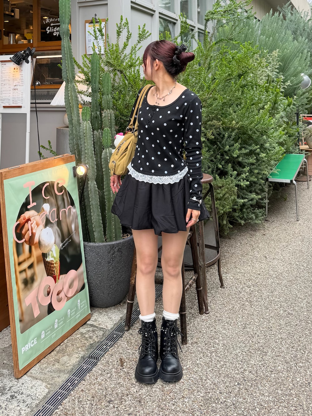 その他のバッグ、ブラック系のシューズ、ブラック系のスカートを着用したレディースの夏コーディネートの2枚目の写真
