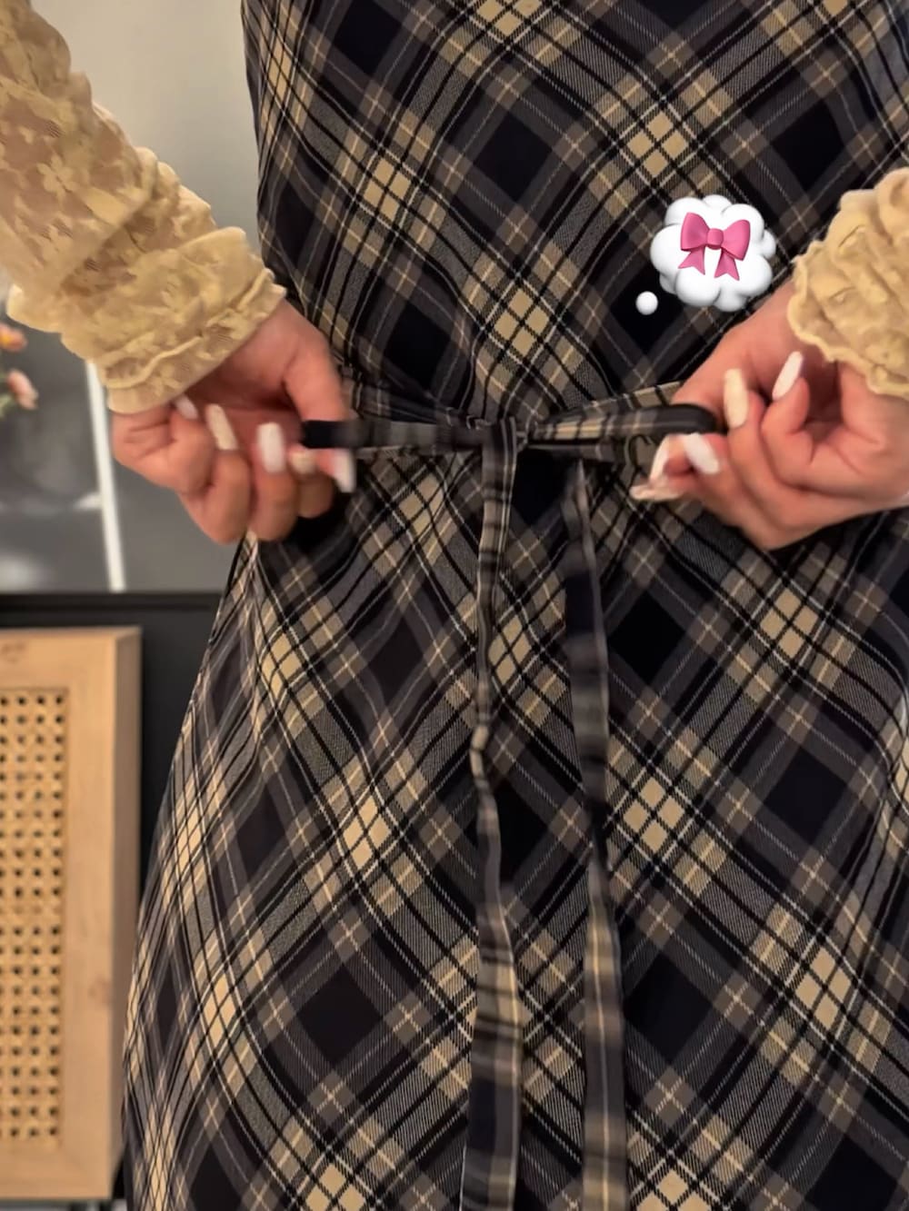 その他のワンピース/ドレス、グレー系のテーラードジャケット、ベージュ系のTシャツ/カットソーを着用したレディースの秋コーディネートの3枚目の写真