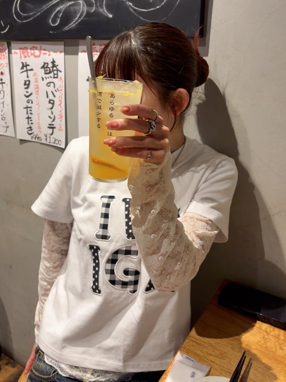 ホワイト系のTシャツ/カットソー、ホワイト系のTシャツ/カットソー、ブルー系のデニムスカートを着用したレディースの春コーディネートの3枚目の写真