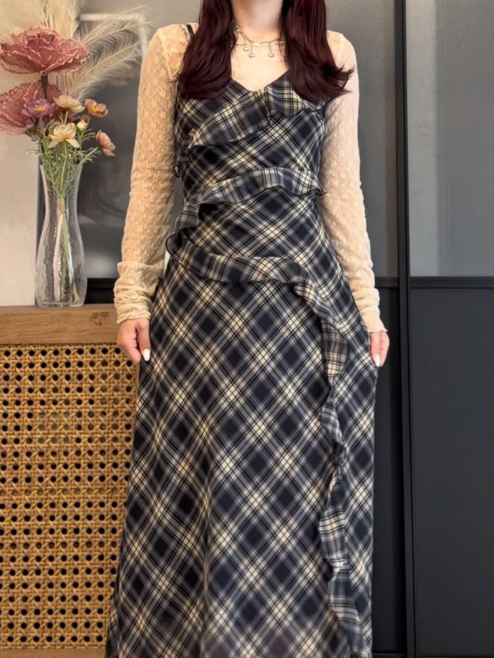 その他のワンピース/ドレス、グレー系のテーラードジャケット、ベージュ系のTシャツ/カットソーを着用したレディースの秋コーディネートの5枚目の写真