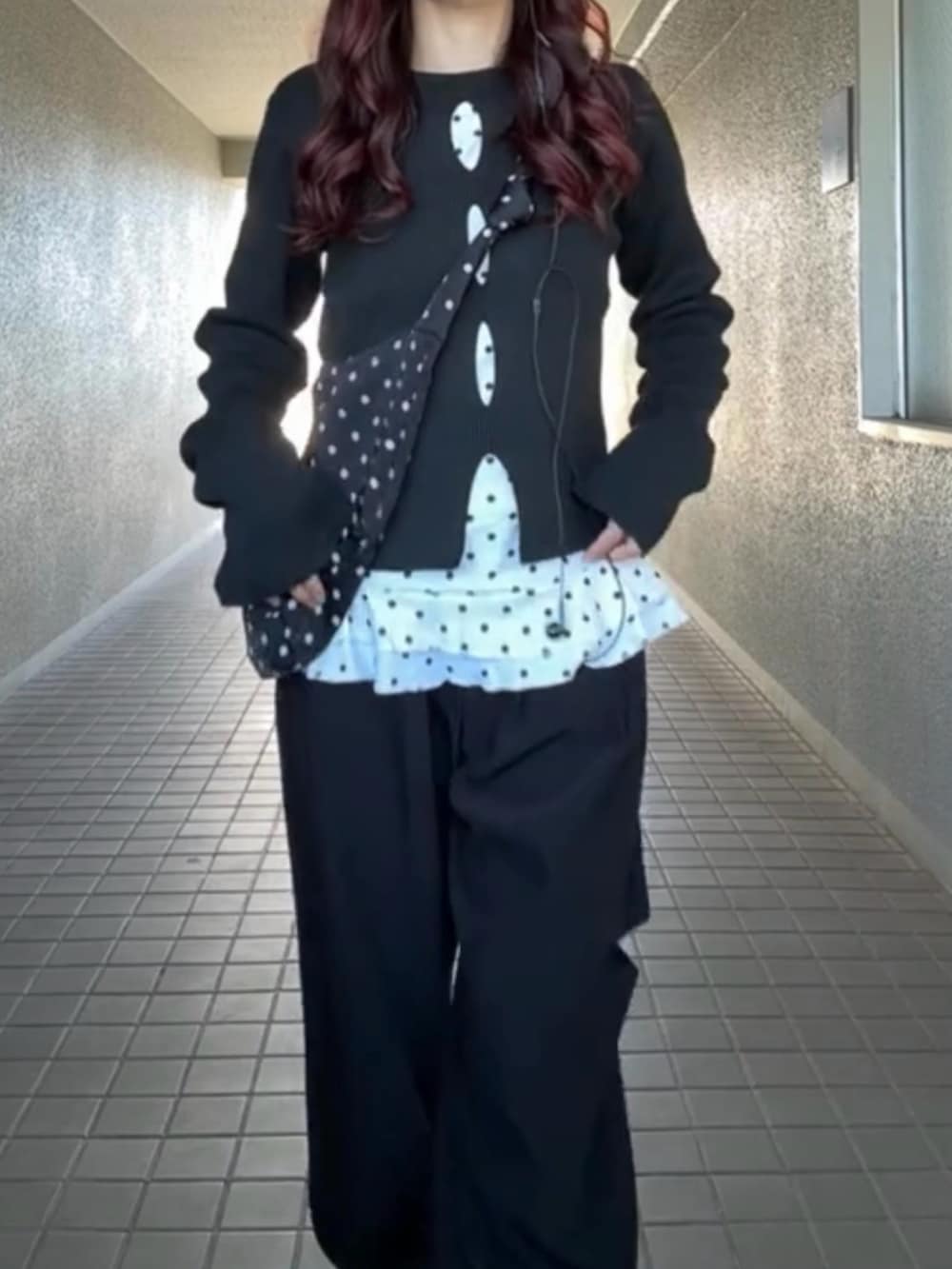 ホワイト系のトップス、ブラック系のトップス、ブラック系のバッグを着用したレディースの冬コーディネートの2枚目の写真