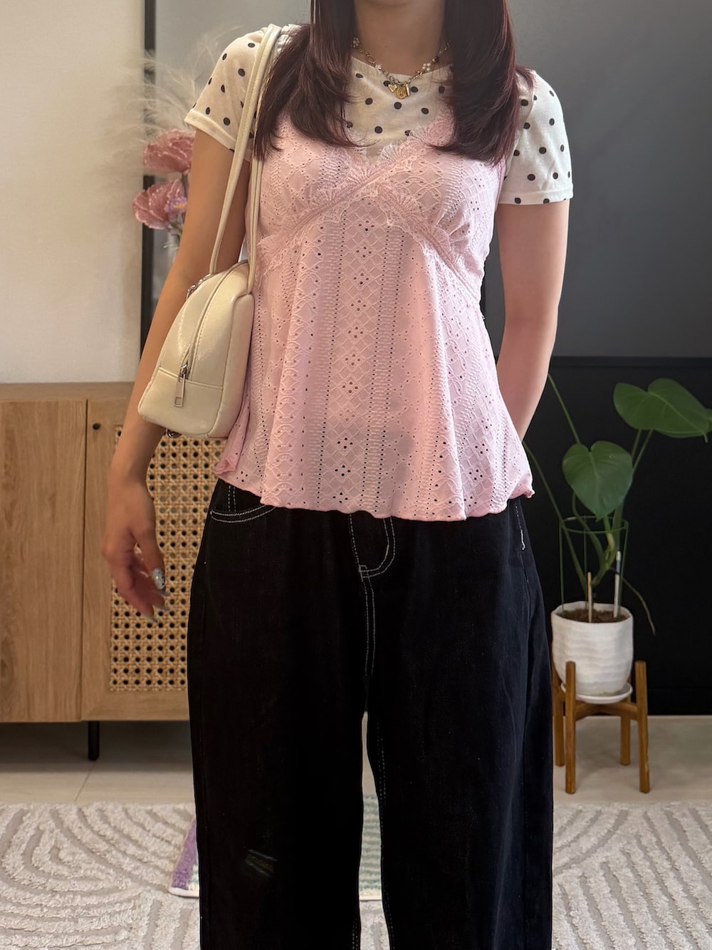 ホワイト系のTシャツ/カットソー、ブラック系のサンダル、ホワイト系のトートバッグを着用したレディースの夏コーディネートの3枚目の写真