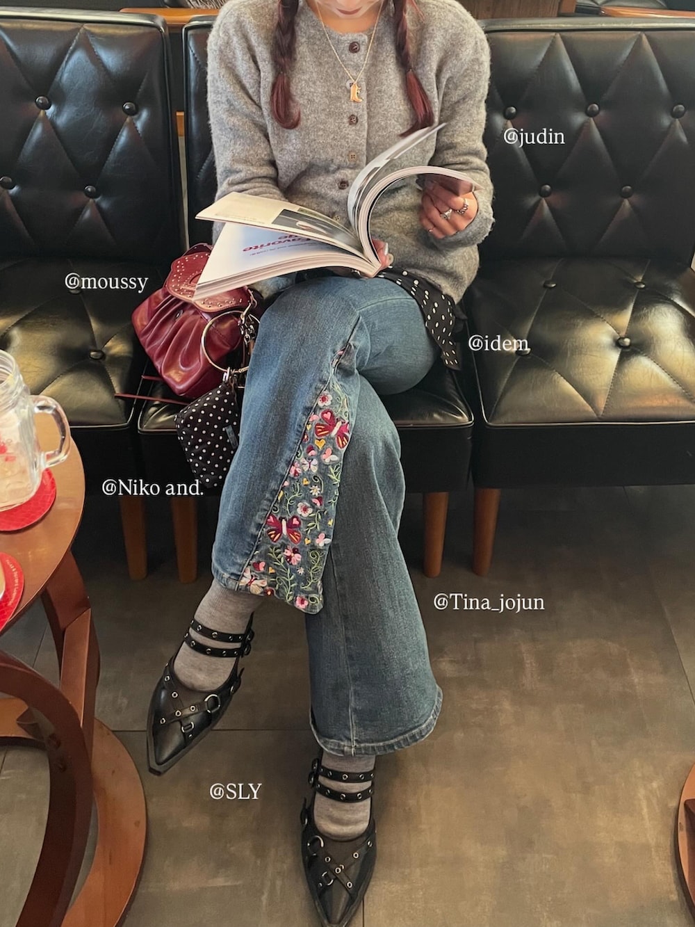 ブルー系のデニムパンツ、ブラック系のパンプス、ブラック系のスカートを着用したレディースの冬コーディネートの2枚目の写真