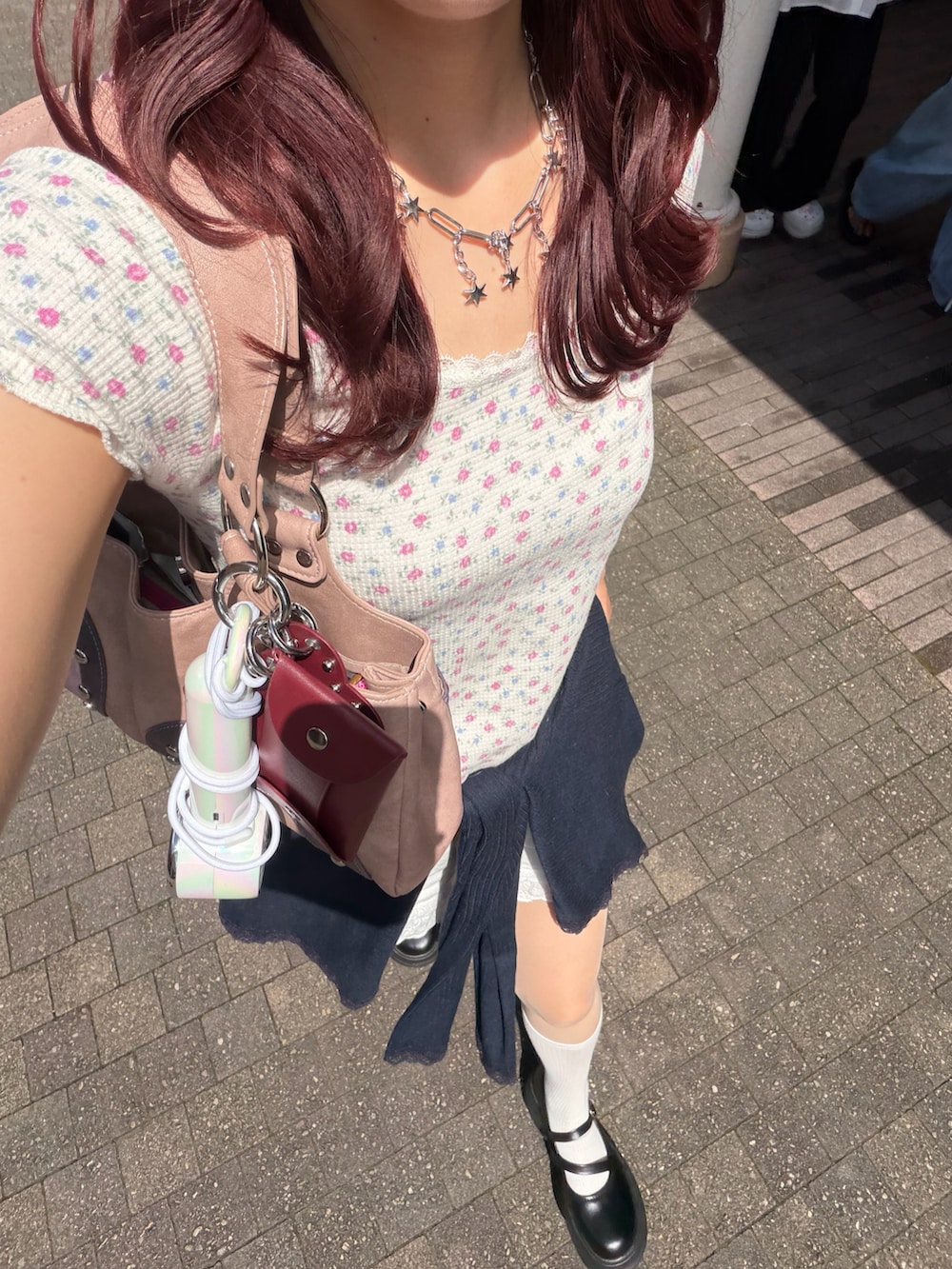 ホワイト系のその他パンツ、ピンク系のハンドバッグ、その他のカーディガン/ボレロを着用したレディースの夏コーディネートの2枚目の写真
