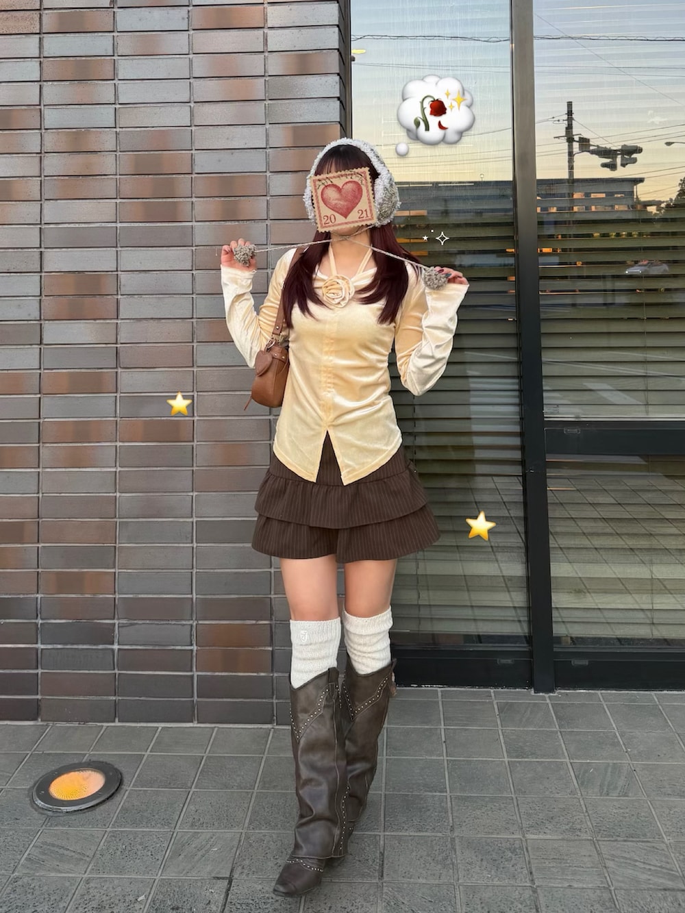 ベージュ系のトップス、ブラウン系のスカート、ブラウン系のショルダーバッグを着用したレディースの秋コーディネートの2枚目の写真